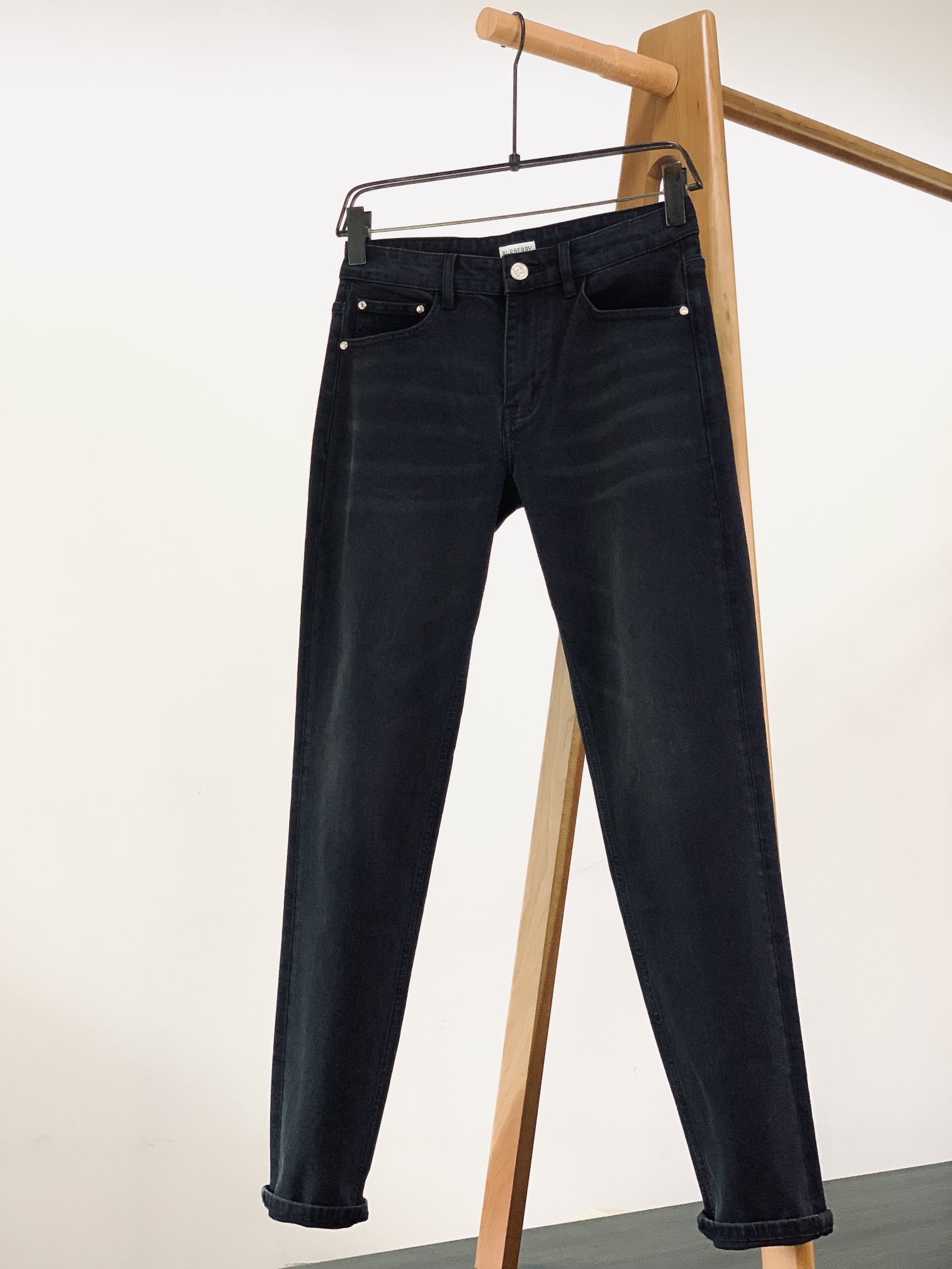 NO:525417,Burberry 2025FW early autumn new product, war horse printed jeans are selected for high-quality denim, presenting a deep and charming black, with a low-key luxury feel. The fabric feels crisp but soft, which not only ensures the comfort of wearing, but also has excellent wear resistance. Whether it is daily commuting to travel through urban streets or leisurely walking in park alleys, it can be easily adapted, and it still maintains a good shape and color after long-term wear and washing. The metal buttons are carefully carved with the brand's signature patterns and letters, which are full of texture. Every time you press and unbutton it reveals the brand's persistent pursuit of details. The brown leather card at the back waist is stamped with a classic knight pattern. The exquisite embossing craftsmanship makes the pattern come to life, conveying the brand's unique British style and historical heritage.  The knight print on the back pocket is presented in an artistic form, retro and fashionable, adding a unique design sense to the simple jeans. It is not only a display of brand symbols, but also an expression of the wearer's personality attitude. Whether it is a simple white T to highlight the highlights of the print or a trench coat to interpret the classic British style, this jeans can become the finishing touch of the styling. It interprets the new connotation of British style with excellent quality, exquisite details and unique design, and is waiting for you who understand fashion and love life to control it. ……………………………………………………………………………………………………………………………………………………………………………………………………………………………………………………………………………………………………………………………………………………………………………………………………………………………………………………………………………………………………………………………………………………………………………………………………………………………………………………………………………………………………………………………………………………………………………………………………………………………………………………………………………………………………………………………………………………………………………………………………………………………19860909Burberry 巴宝莉 2025FW早秋新品 战马印花牛仔裤甄选高品质丹宁牛仔布,呈现出深邃迷人的黑色,自带低调奢华感.面料手感挺括却不失柔软,既保证了穿着时的舒适度,又具备出色的耐磨性.无论是日常通勤穿梭于都市街头,还是休闲时光漫步于公园小巷,它都能轻松适配, 并在长久穿着与洗涤后,依然保持良好的版型与色泽. 金属纽扣上精心雕刻着品牌标志性的图案与字母,质感十足,每一次扣合与解开,都流露着品牌对细节的执着追求. 后腰处的棕色皮牌,压印着经典的骑士图案 ,精湛的压纹工艺让图案栩栩如生,传递出品牌独有的英伦风情与历史传承. 后袋处的骑士印花,以艺术化的形式呈现,复古又时髦,为简约的牛仔裤增添了一抹独特的设计感.它不仅是品牌符号的展现,更是穿着者个性态度的表达.无论是搭配简约白T突显印花亮点,还是外搭风衣演绎经典英伦造型,这条牛仔裤都能成为造型的点睛之笔.它以卓越的品质、精致的细节和独特的设计,诠释着英伦风尚的新内涵,等待着懂时尚、爱生活的你来驾驭. …………………………………………………… Size29-38,,burberry,burberry,jeans,alexander wang,Men's clothing