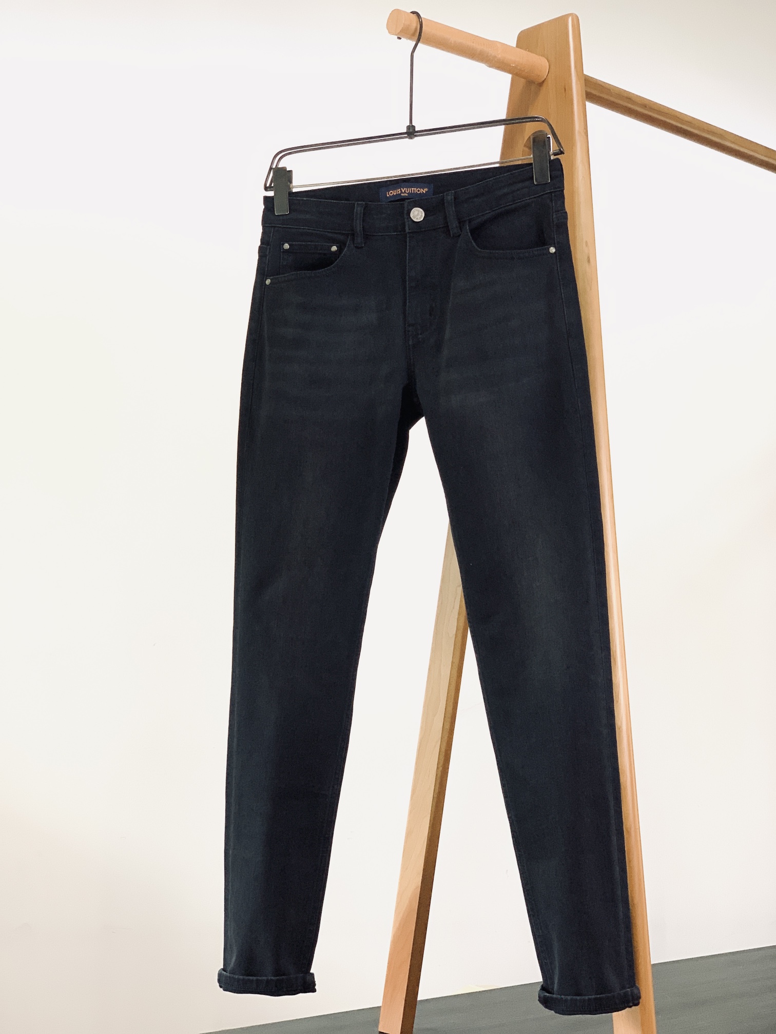 NO:525413,Louis Vuitton 2025FW early autumn new product Denning philosophy | High-level texture narrative of pair of jeans Deep black denim, with a matte high-end feel, you can sense the crispness and delicateness of the fabric when touched. After special processing, it is wear-resistant and not easy to deform. During daily wear, the wrinkles will naturally conjure up a unique 'dressing trace' and have your own story sense as you go through time. The checkerboard plaid leather logo is a fashionable translation of the brand's classic elements; the gradient plaid on the back pocket on the other side is integrated with the words 'MARQUE LOUIS VUITTO* DEPOSE', and the collision of contrasting colors and prints makes the back pocket a visual easter egg, and the brand ingenuity is inadvertently revealed while walking.  Neatly tailored small feet, suitable for a variety of shoe shapes. When rolling up the legs, the fine line and burr details show the fineness of the craftsmanship. The non-tight pants shape takes into account the comfort of daily activities. Whether it is to create a relaxed atmosphere with casual shoes or to create an elegant style on leather shoes, it can perfectly take over and reshape the advanced possibilities of denim outfits. From fabric selection to logo implantation, to tailoring craftsmanship, this pair of jeans is a fusion of classic and trendy, comfort and texture. Wearing it makes denim no longer just a basic style, but a 'texture password' for high-end outfits. …………………………………………………………………………………………………………………………………………………………………………………………………………………………………………………………………………………………………………………………………………………………………………………………………………………………………………………………………………………………………………………………………………………………………………………………………………………………………………………………………………………………………………………………………………………………………………………………………………………………………………………………………………………………………………………………19860909LouisVuitton 路易威登 2025FW早秋新品 丹宁哲学｜一条牛仔裤的高阶质感叙事 深邃黑牛仔布,自带哑光高级感,触摸时能感知面料的挺括与细腻.经特殊工艺处理,耐磨且不易变形,日常穿着中,褶皱也会自然晕染出独特的“穿搭痕迹”,越穿越有属于自己的故事感. 棋盘格纹皮标,是品牌经典元素的时髦转译；另一侧后袋的渐变格纹拼接,融入 “MARQUE LOUIS VUITTO* DEPOSE” 字样,撞色与印花的碰撞,让后袋成为视觉彩蛋,行走间不经意展露品牌巧思. 利落小脚剪裁,适配多种鞋型,卷起裤脚时,细密车线与毛边细节尽显工艺精细度.不紧绷的裤型,兼顾日常活动的舒适感,无论是搭配休闲鞋营造松弛氛围,还是踩上皮鞋打造雅痞格调,都能完美承接,重塑丹宁穿搭的高级可能性 . 从面料选择到标识植入,再到剪裁工艺,这条牛仔裤,是经典与潮流、舒适与质感的融合体,穿上它,让丹宁不再只是基础款,而是高阶穿搭的“质感密码” . …………………………………………………… Size29-38,,louis vuitton,louis vuitton,jeans,alexander wang,Men's clothing