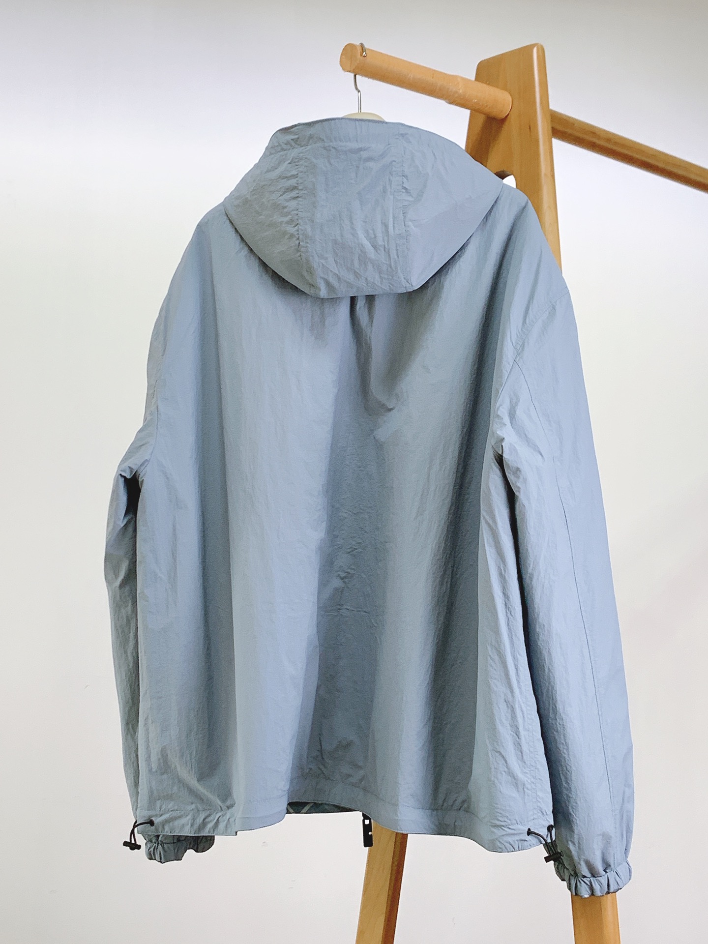 Burberry 巴宝莉 双面穿斜格纹烧花马术徽标外套格纹斜纹面料打造，反面为纯色尼龙材质。搭配及腰衣摆