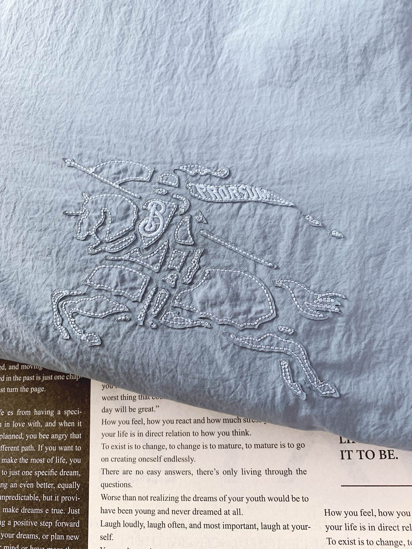 Burberry 巴宝莉 双面穿斜格纹烧花马术徽标外套格纹斜纹面料打造，反面为纯色尼龙材质。搭配及腰衣摆