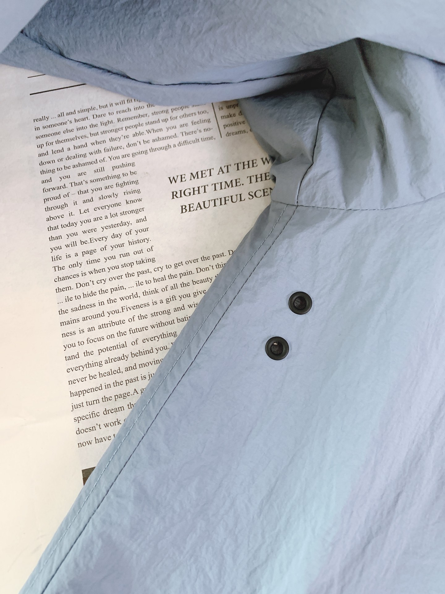 Burberry 巴宝莉 双面穿斜格纹烧花马术徽标外套格纹斜纹面料打造，反面为纯色尼龙材质。搭配及腰衣摆