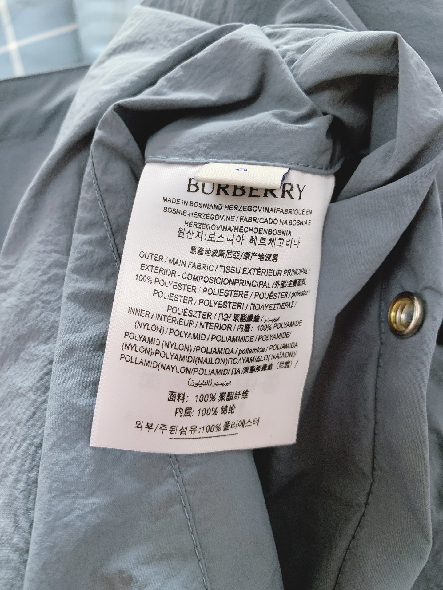 Burberry 巴宝莉 双面穿斜格纹烧花马术徽标外套格纹斜纹面料打造，反面为纯色尼龙材质。搭配及腰衣摆