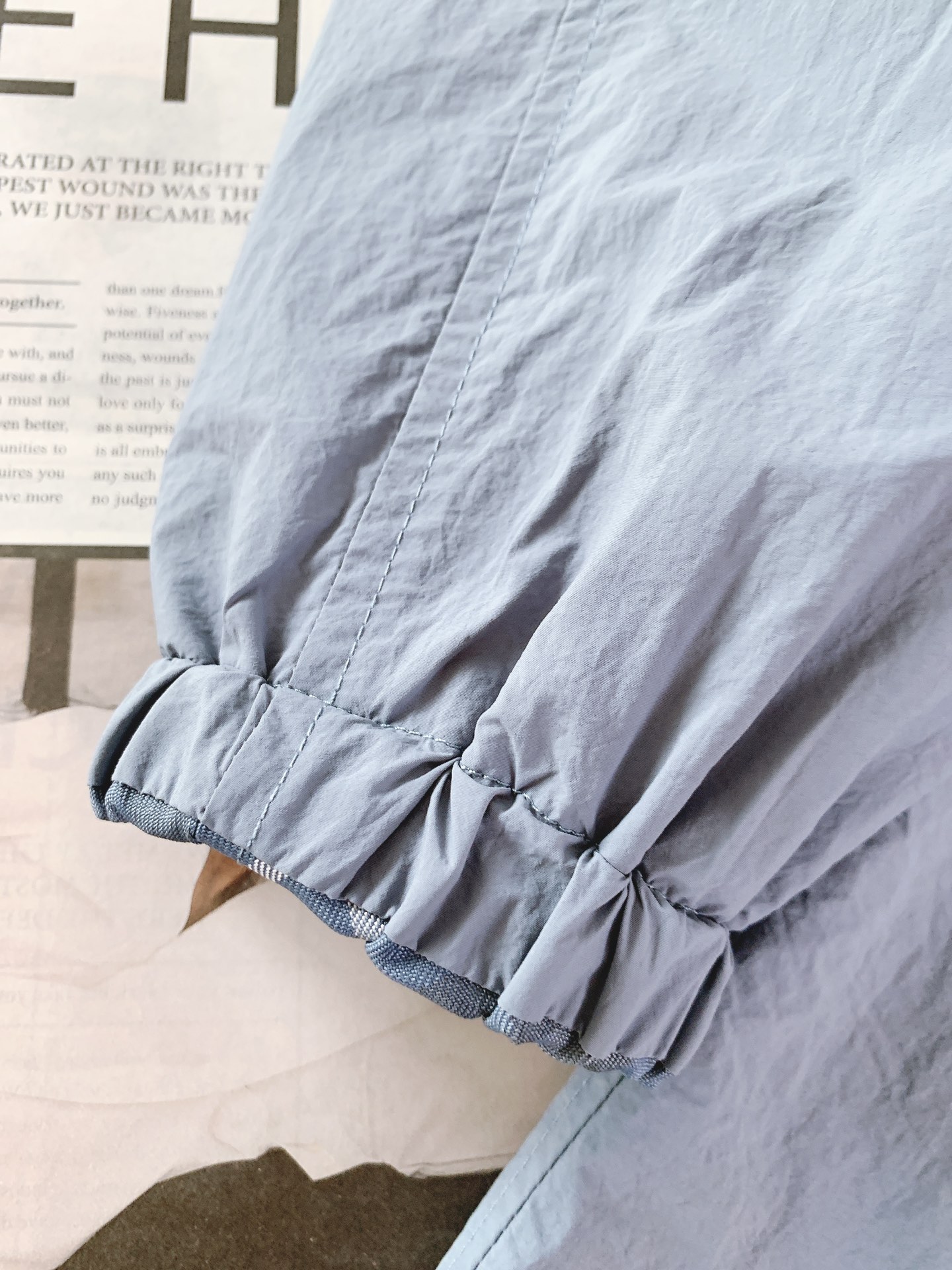 Burberry 巴宝莉 双面穿斜格纹烧花马术徽标外套格纹斜纹面料打造，反面为纯色尼龙材质。搭配及腰衣摆