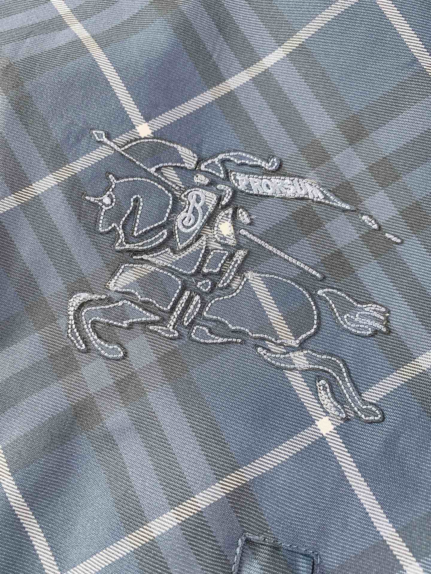 Burberry 巴宝莉 双面穿斜格纹烧花马术徽标外套格纹斜纹面料打造，反面为纯色尼龙材质。搭配及腰衣摆