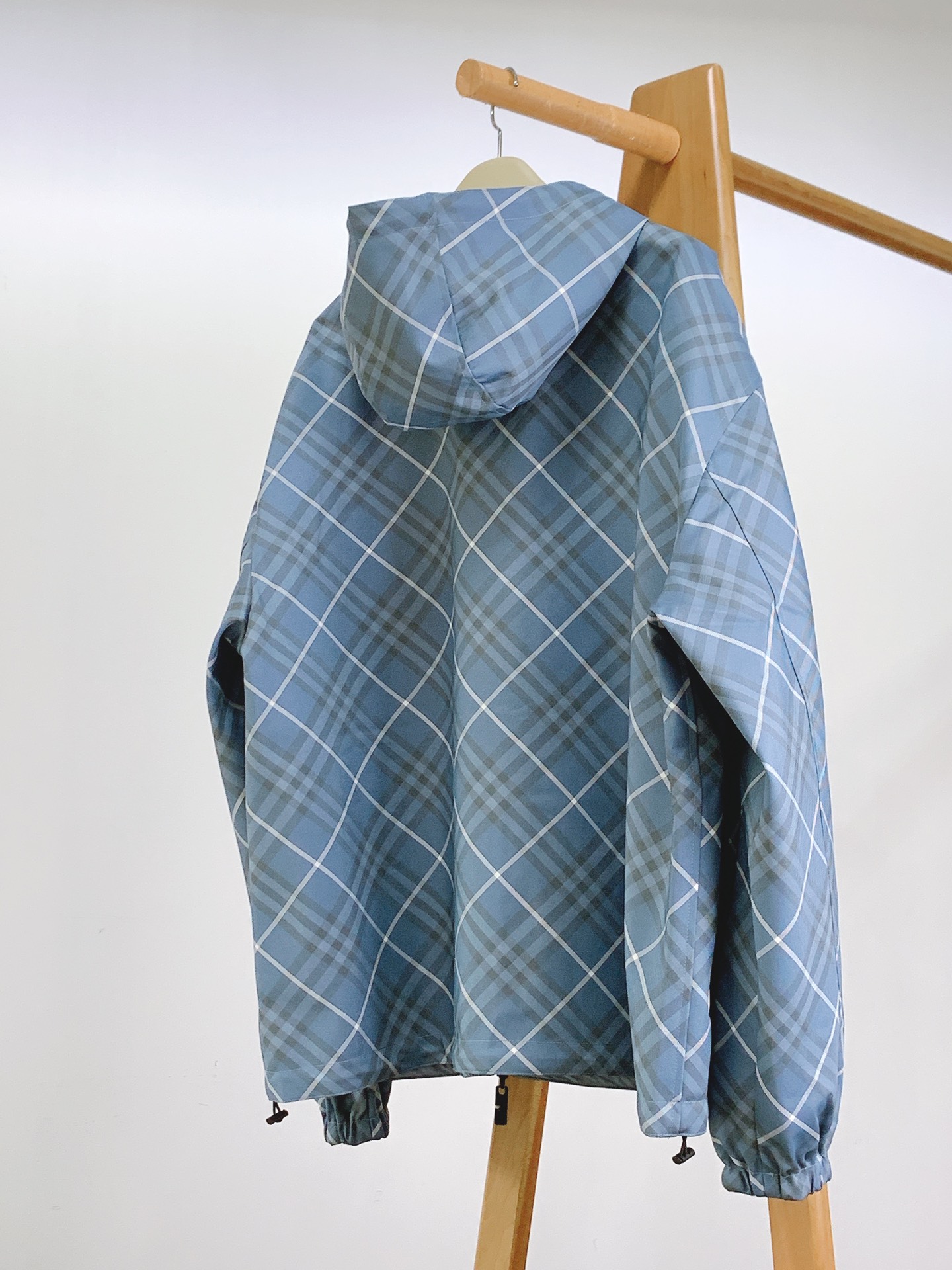 Burberry 巴宝莉 双面穿斜格纹烧花马术徽标外套格纹斜纹面料打造，反面为纯色尼龙材质。搭配及腰衣摆