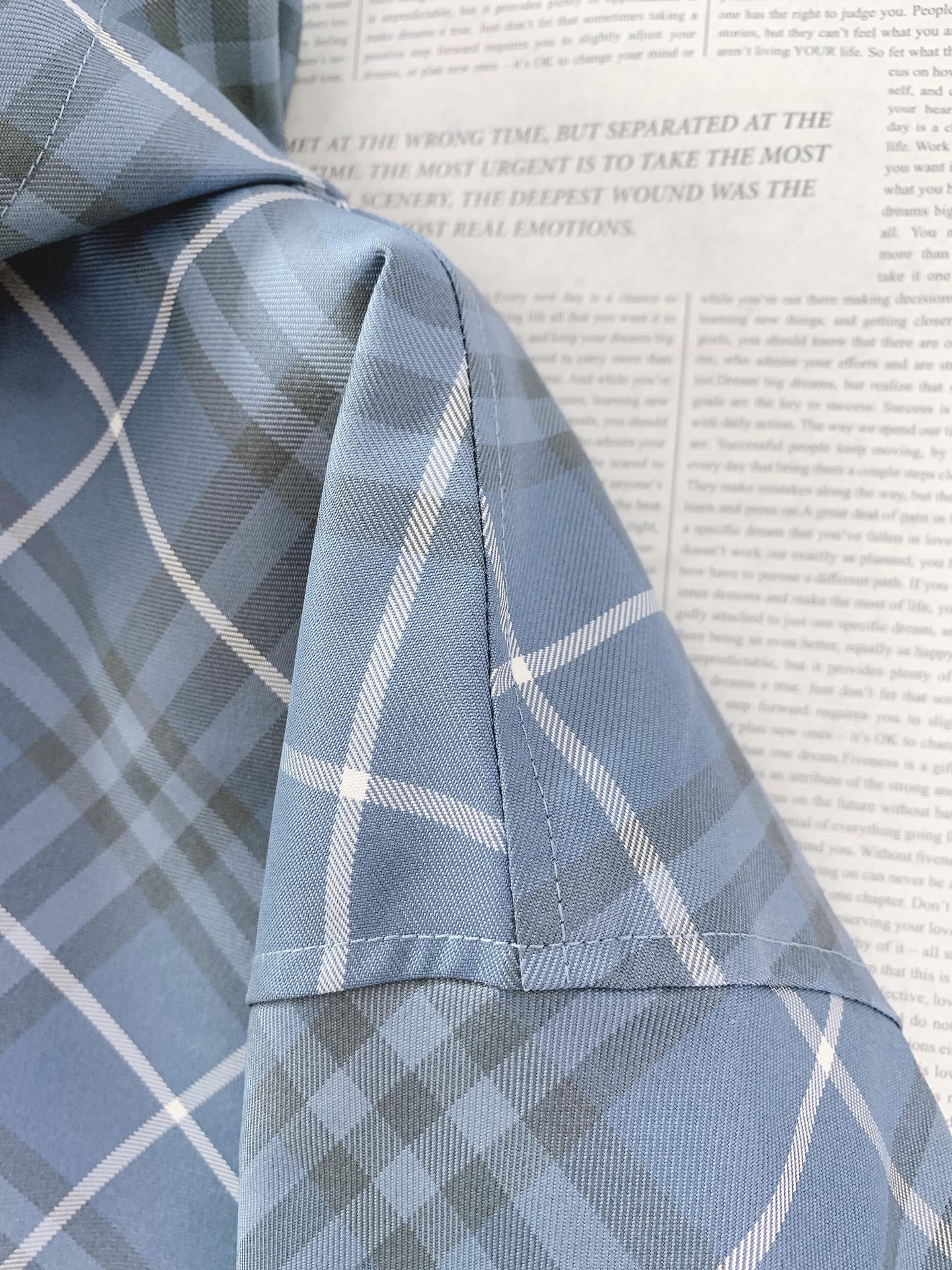 Burberry 巴宝莉 双面穿斜格纹烧花马术徽标外套格纹斜纹面料打造，反面为纯色尼龙材质。搭配及腰衣摆