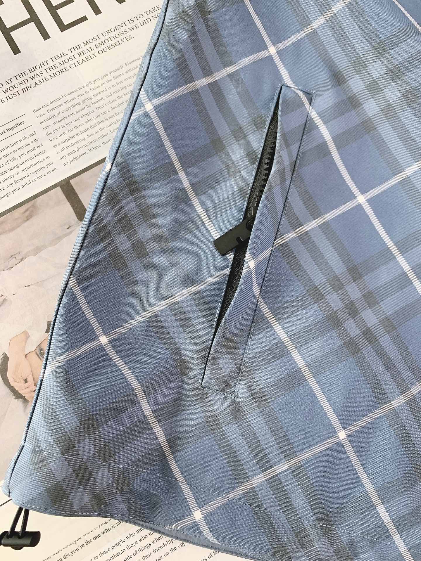 Burberry 巴宝莉 双面穿斜格纹烧花马术徽标外套格纹斜纹面料打造，反面为纯色尼龙材质。搭配及腰衣摆