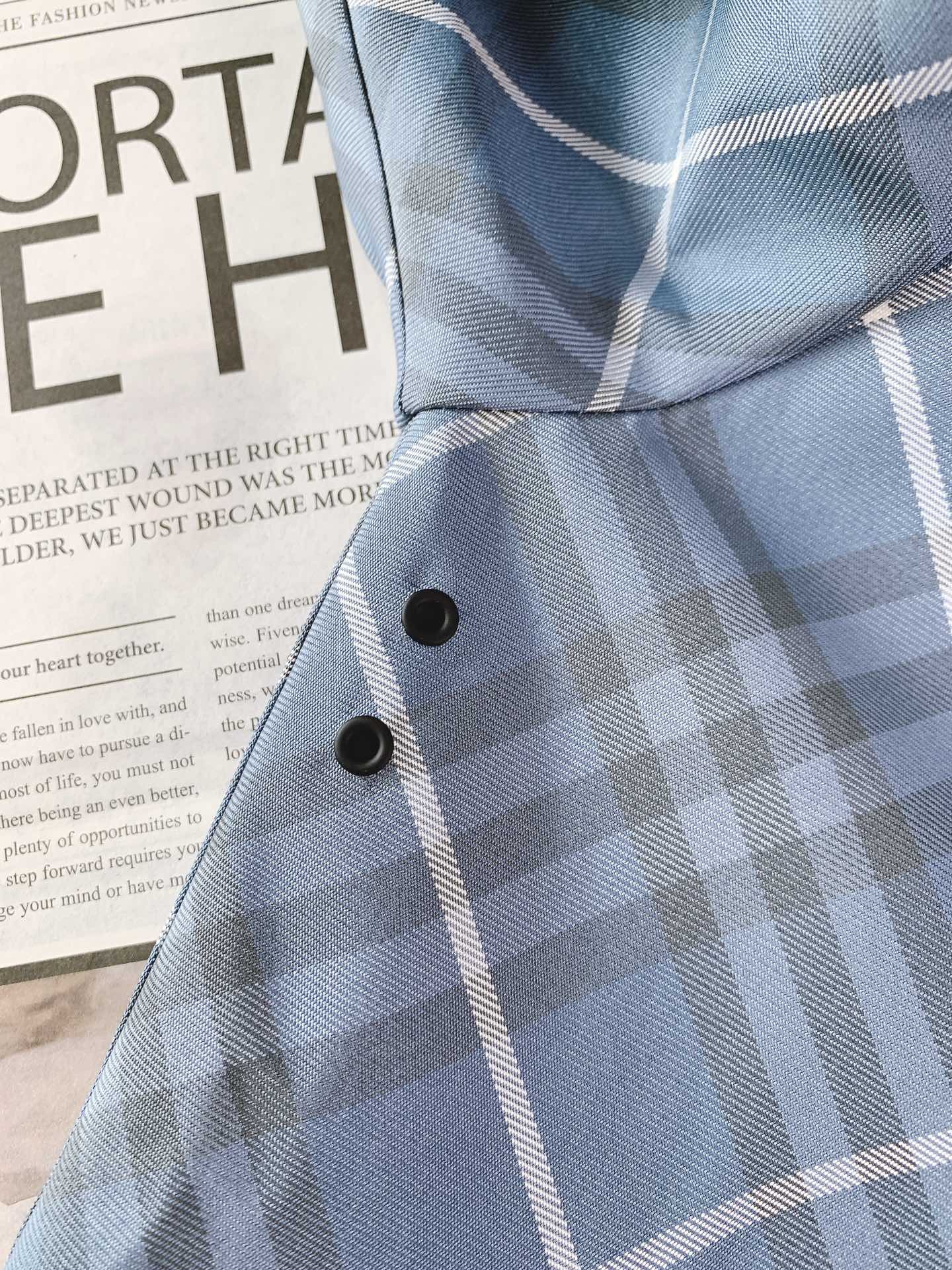 Burberry 巴宝莉 双面穿斜格纹烧花马术徽标外套格纹斜纹面料打造，反面为纯色尼龙材质。搭配及腰衣摆