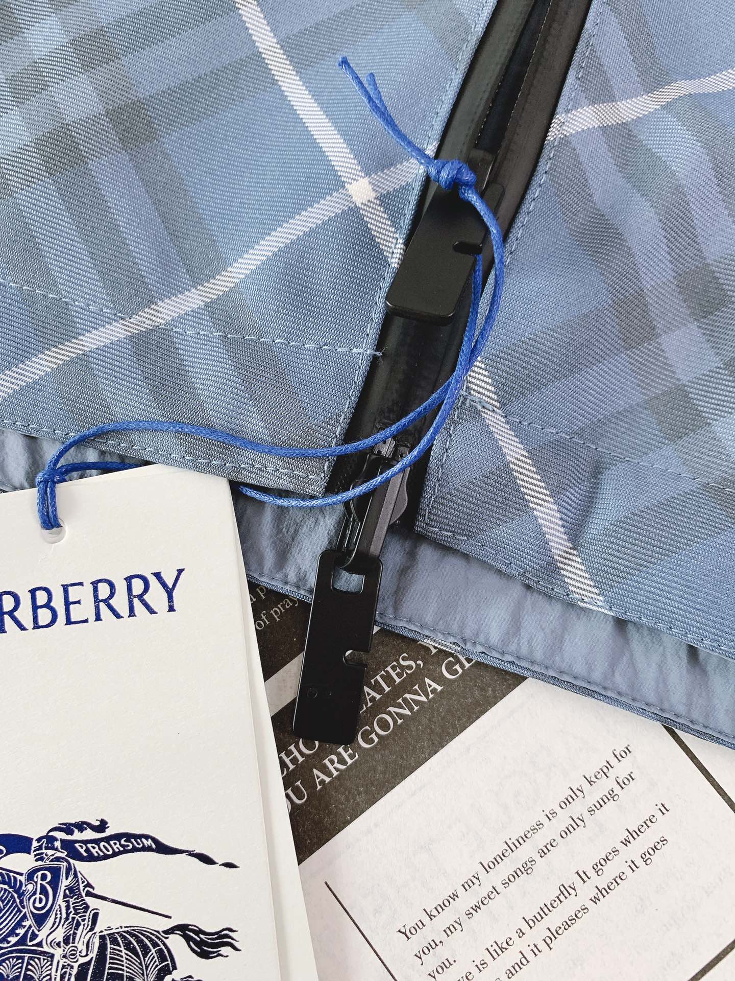 Burberry 巴宝莉 双面穿斜格纹烧花马术徽标外套格纹斜纹面料打造，反面为纯色尼龙材质。搭配及腰衣摆