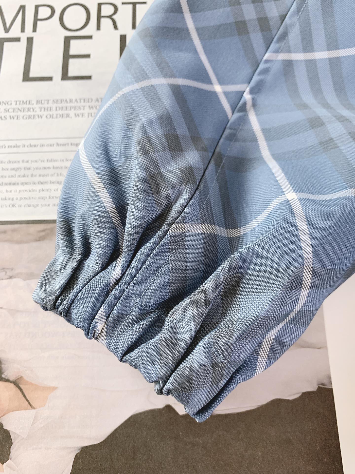 Burberry 巴宝莉 双面穿斜格纹烧花马术徽标外套格纹斜纹面料打造，反面为纯色尼龙材质。搭配及腰衣摆