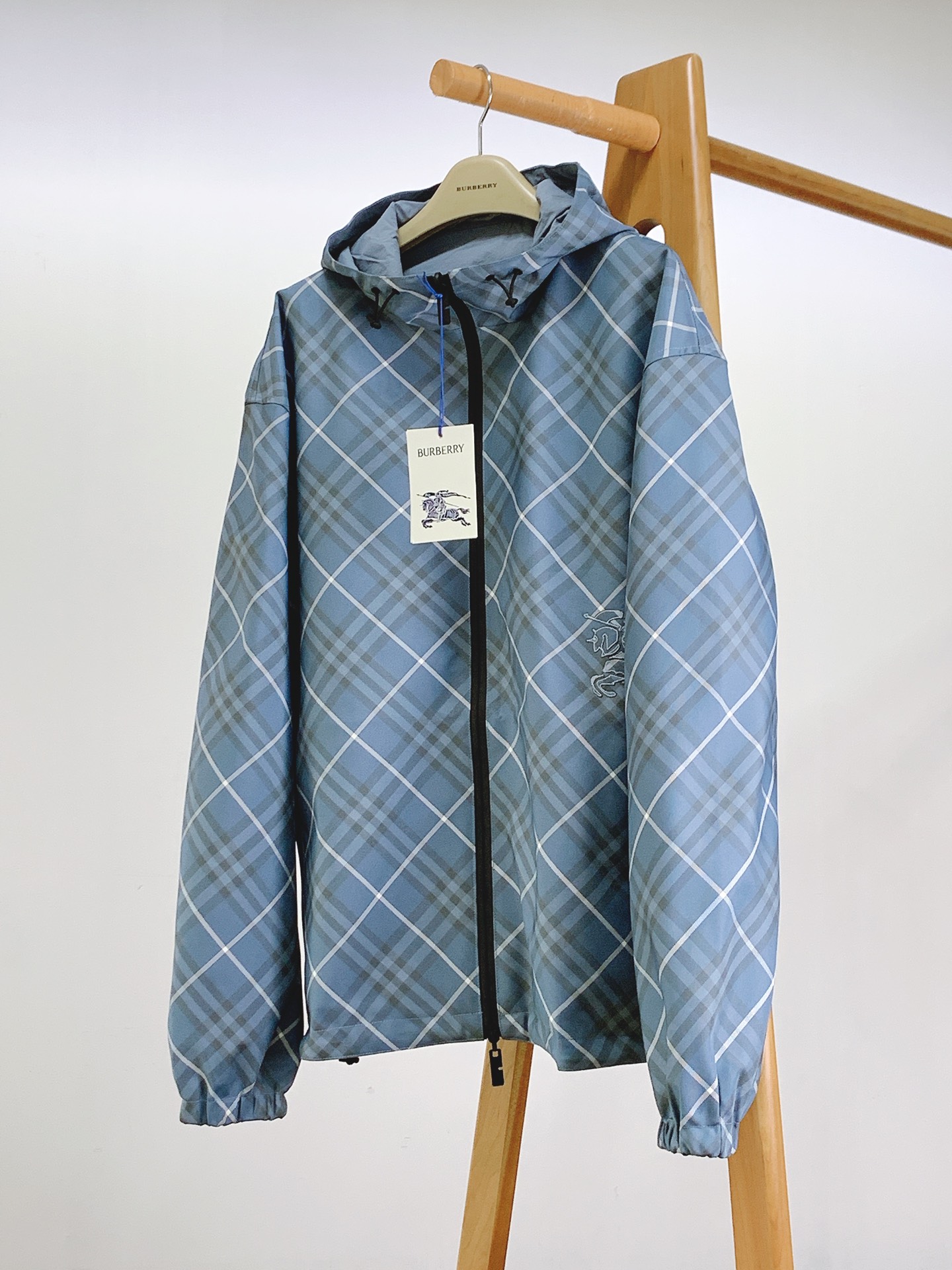 Burberry 巴宝莉 双面穿斜格纹烧花马术徽标外套格纹斜纹面料打造，反面为纯色尼龙材质。搭配及腰衣摆