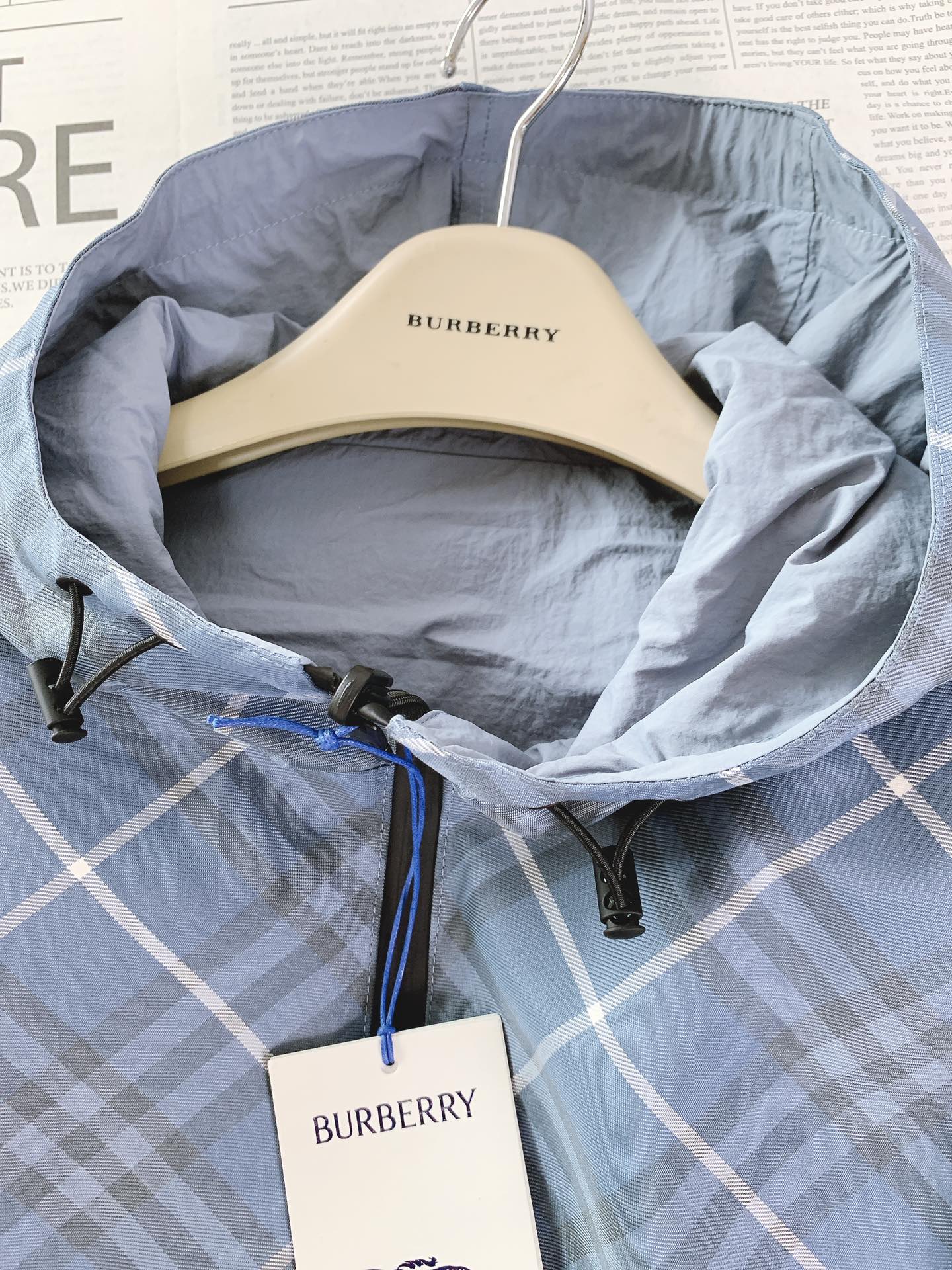 Burberry 巴宝莉 双面穿斜格纹烧花马术徽标外套格纹斜纹面料打造，反面为纯色尼龙材质。搭配及腰衣摆