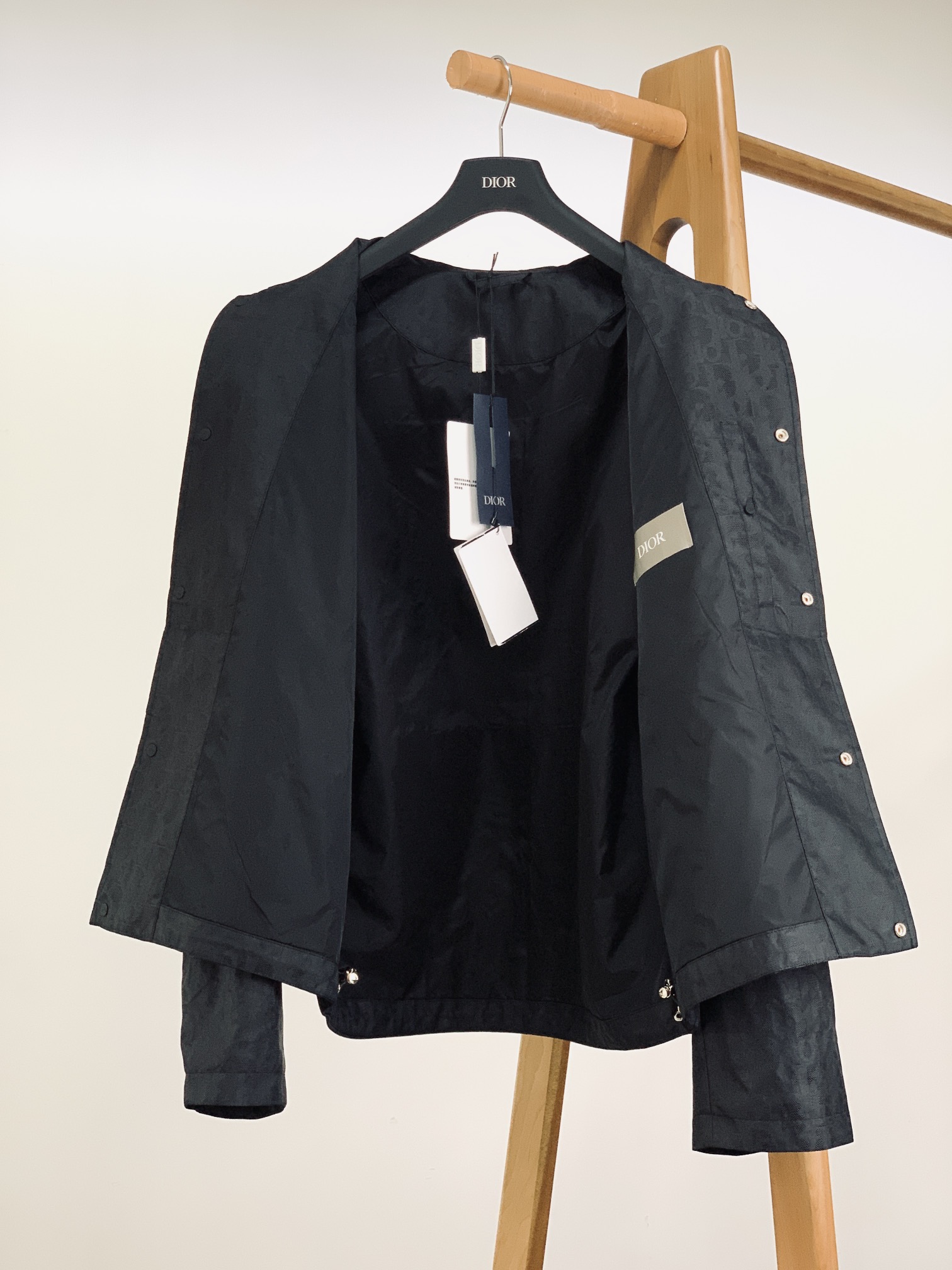 Dior Homme 迪奥·桀傲 满印暗纹提花外套绗缝提花科技面料 Oblique 印花绗缝效果这款绗缝