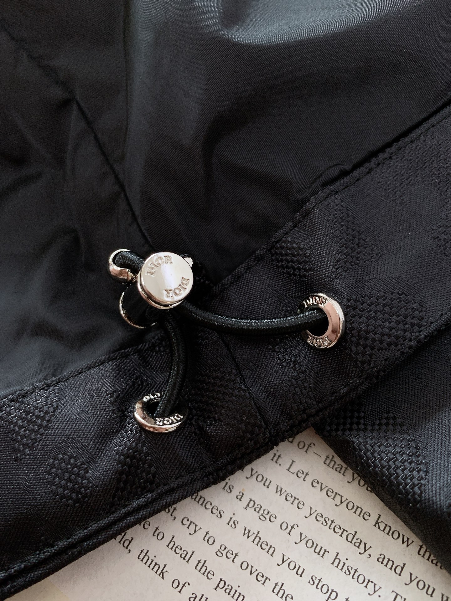 Dior Homme 迪奥·桀傲 满印暗纹提花外套绗缝提花科技面料 Oblique 印花绗缝效果这款绗缝