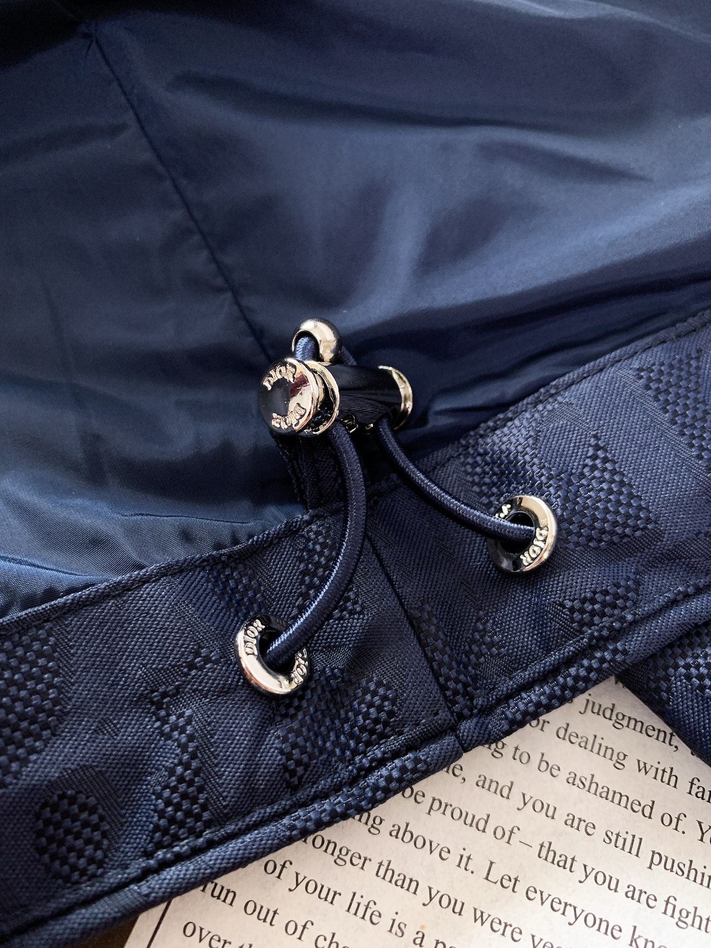 Dior Homme 迪奥·桀傲 满印暗纹提花外套绗缝提花科技面料 Oblique 印花绗缝效果这款绗缝