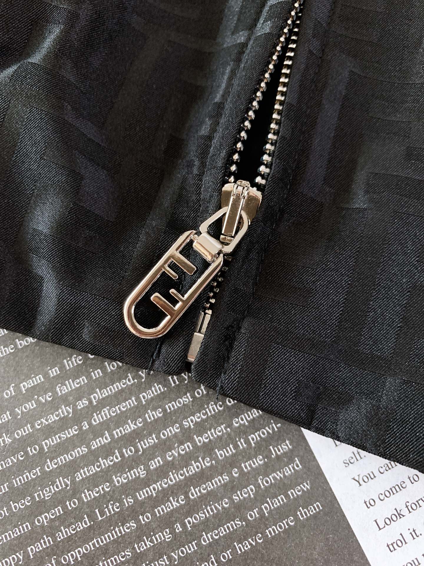 Fendi 芬迪 2025FW早秋新品 暗纹提花夹克外套。经典元素，重塑时尚新风尚夹克标志性的FF提花图