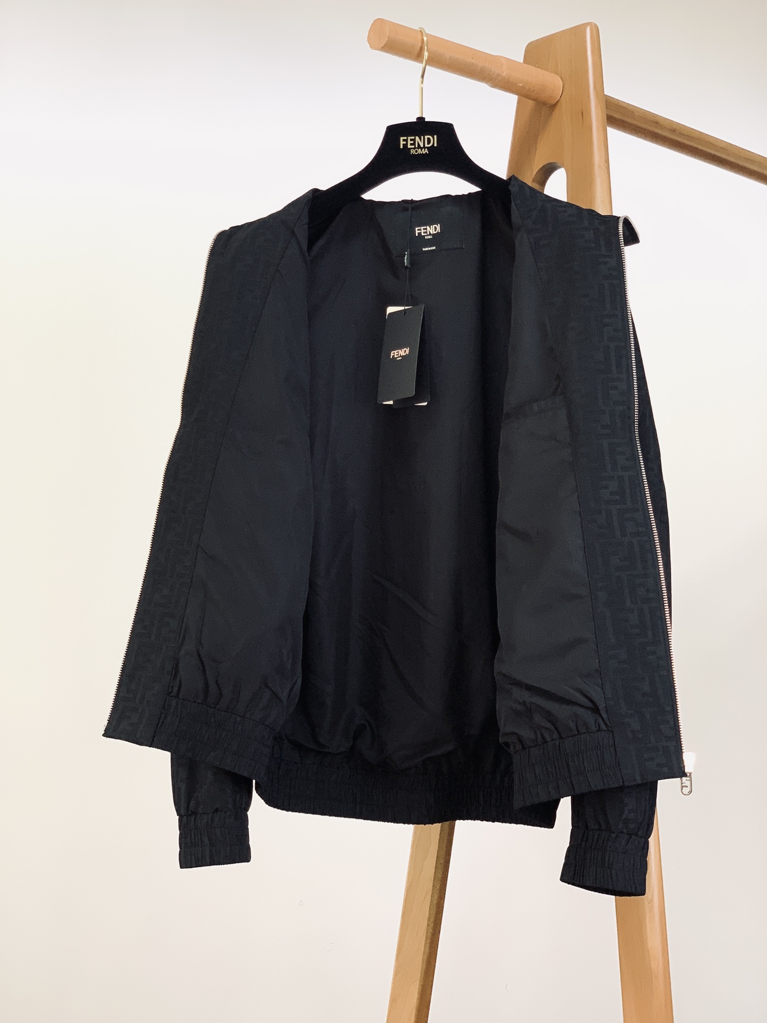 Fendi 芬迪 2025FW早秋新品 暗纹提花夹克外套。经典元素，重塑时尚新风尚夹克标志性的FF提花图