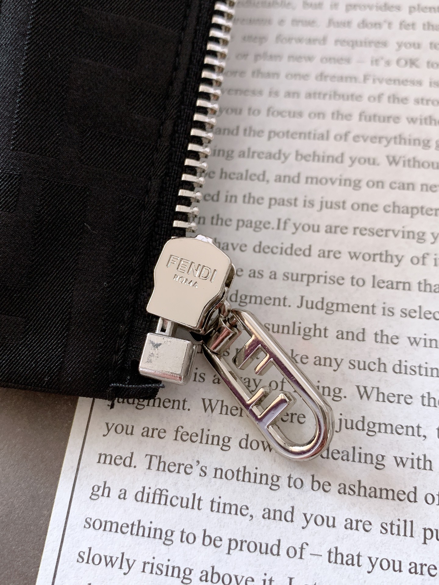 Fendi 芬迪 2025FW早秋新品 暗纹提花夹克外套。经典元素，重塑时尚新风尚夹克标志性的FF提花图