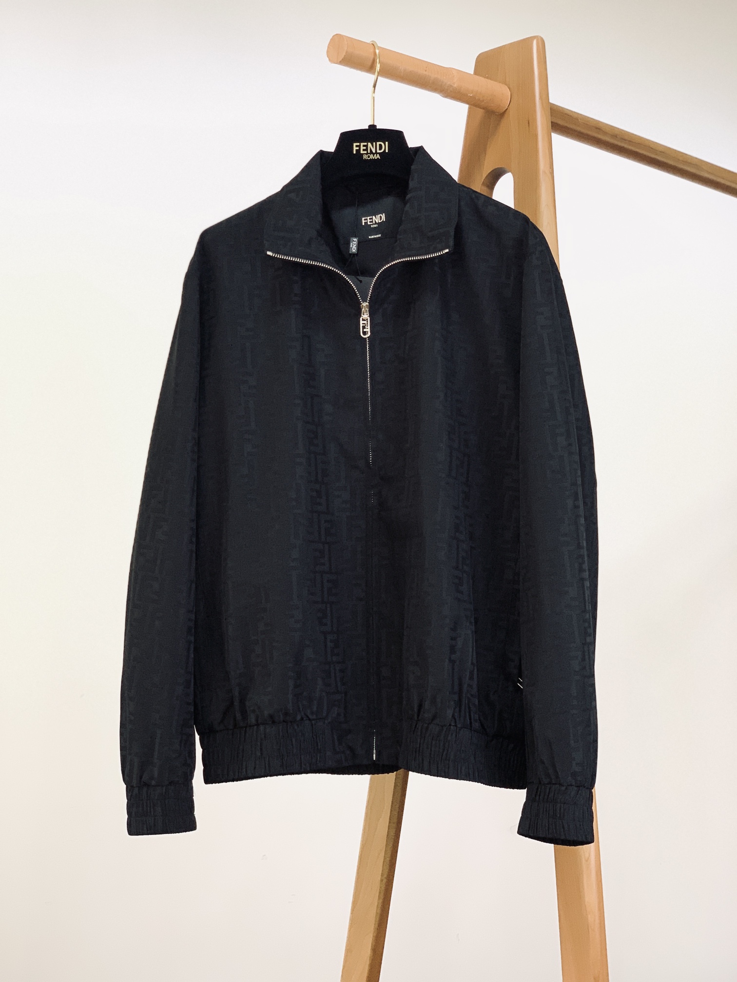 Fendi 芬迪 2025FW早秋新品 暗纹提花夹克外套。经典元素，重塑时尚新风尚夹克标志性的FF提花图