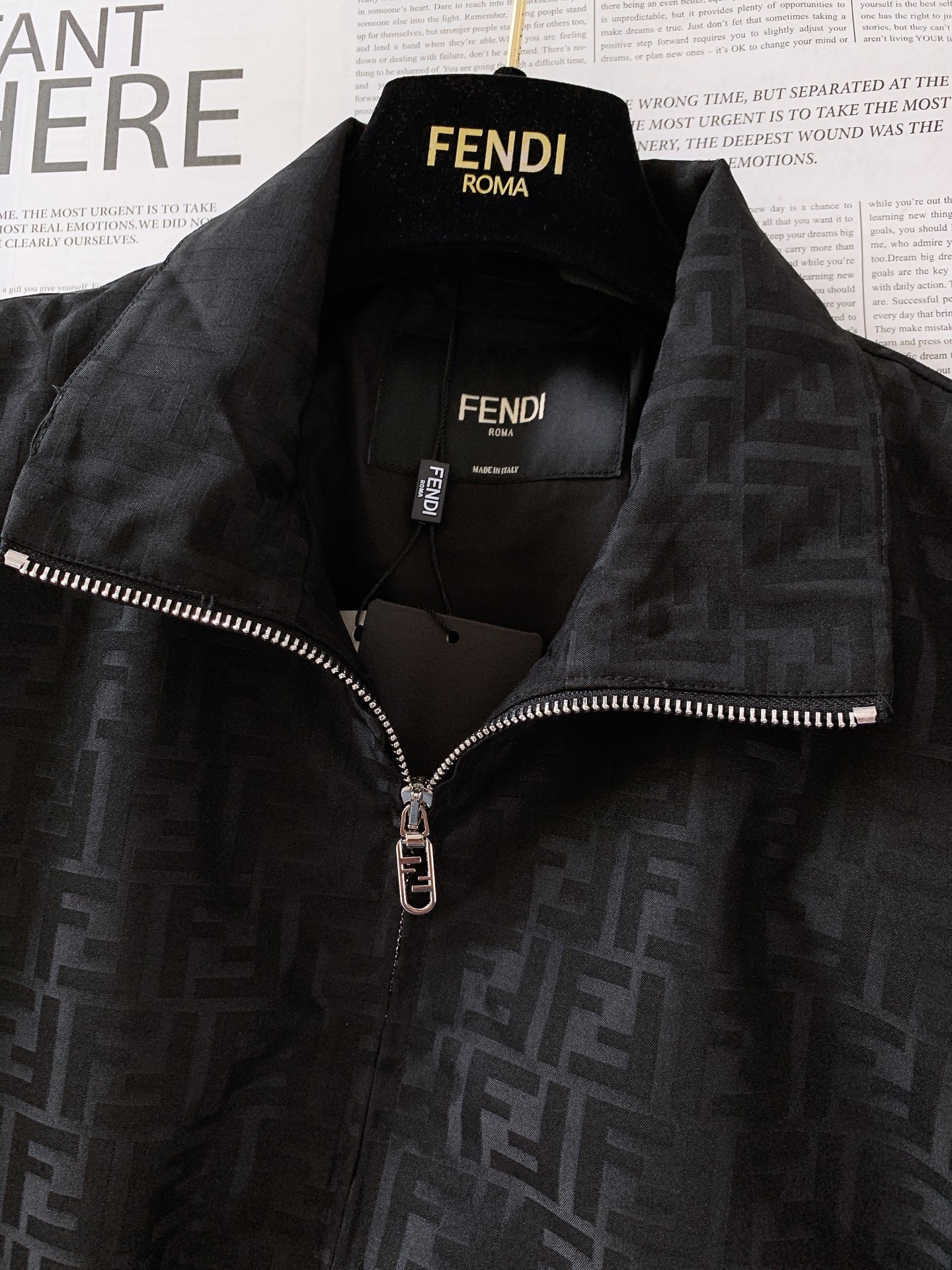 Fendi 芬迪 2025FW早秋新品 暗纹提花夹克外套。经典元素，重塑时尚新风尚夹克标志性的FF提花图