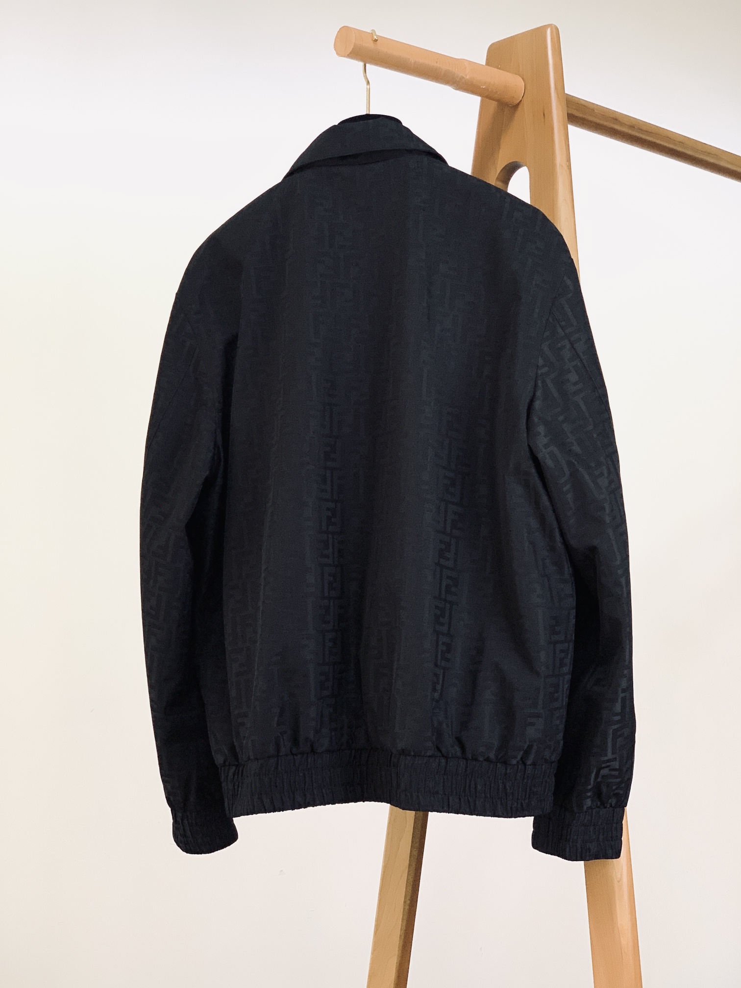 Fendi 芬迪 2025FW早秋新品 暗纹提花夹克外套。经典元素，重塑时尚新风尚夹克标志性的FF提花图