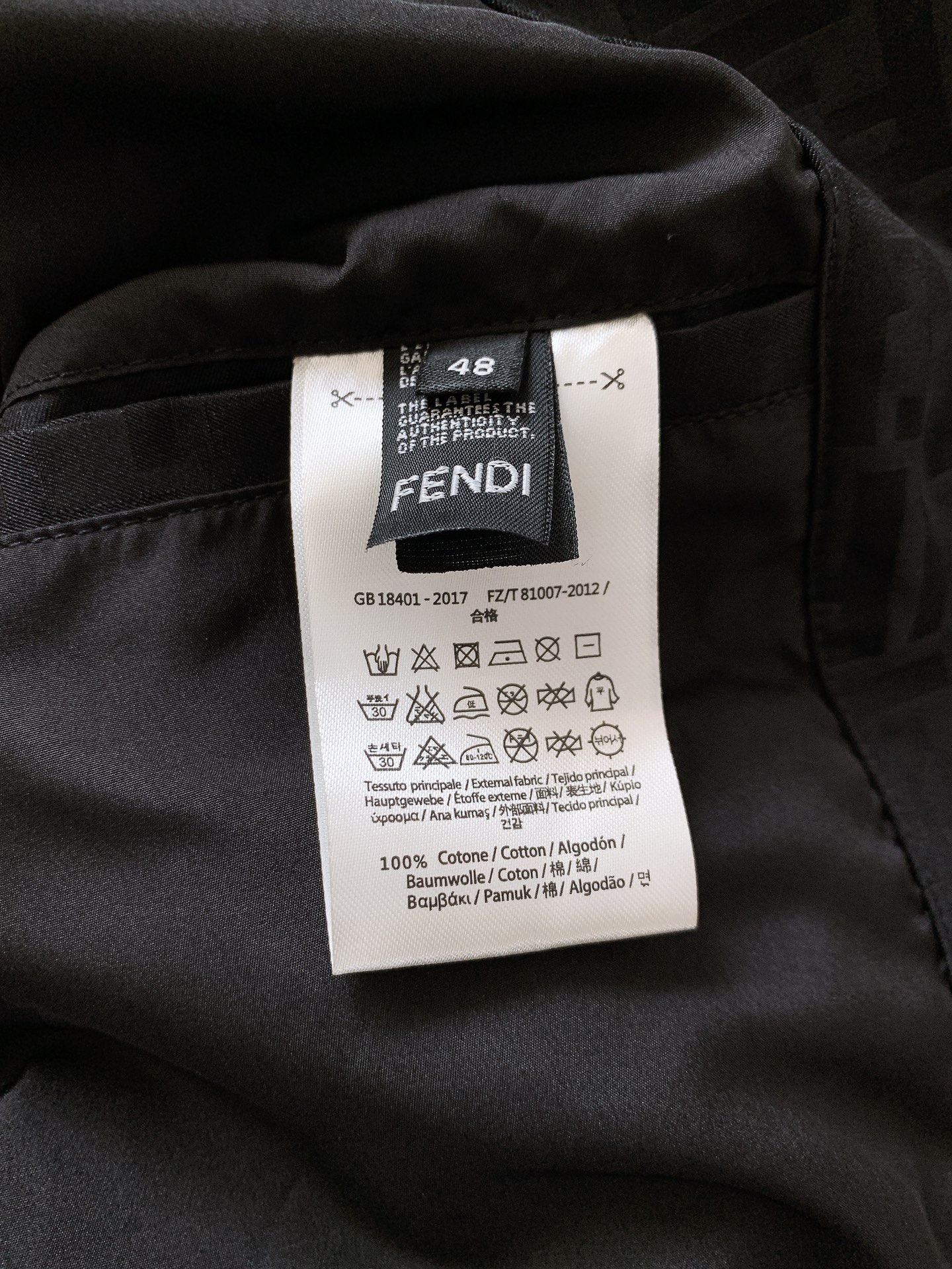 Fendi 芬迪 2025FW早秋新品 暗纹提花夹克外套。经典元素，重塑时尚新风尚夹克标志性的FF提花图