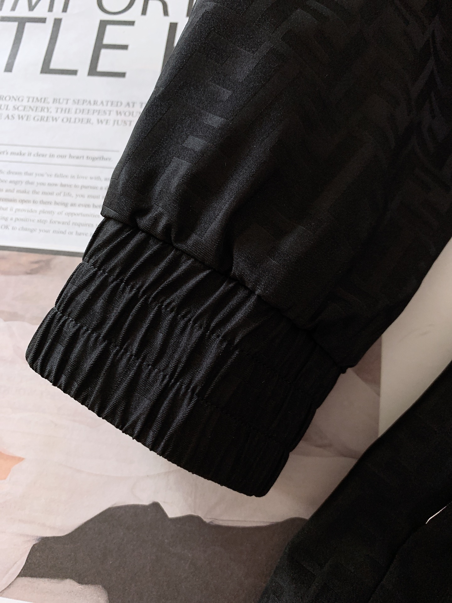 Fendi 芬迪 2025FW早秋新品 暗纹提花夹克外套。经典元素，重塑时尚新风尚夹克标志性的FF提花图