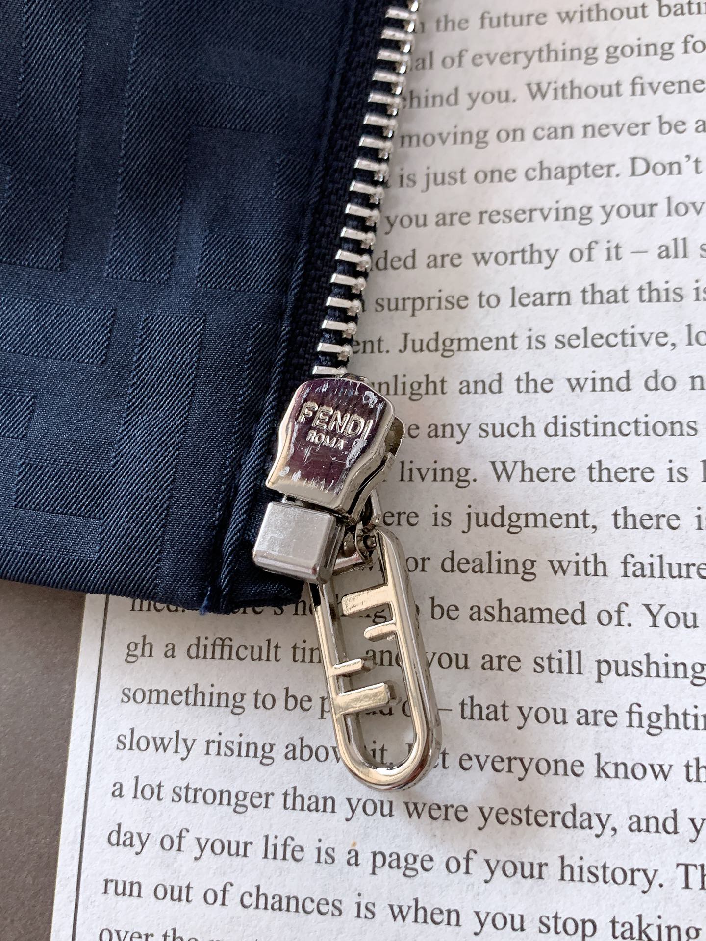 Fendi 芬迪 2025FW早秋新品 暗纹提花夹克外套。经典元素，重塑时尚新风尚夹克标志性的FF提花图