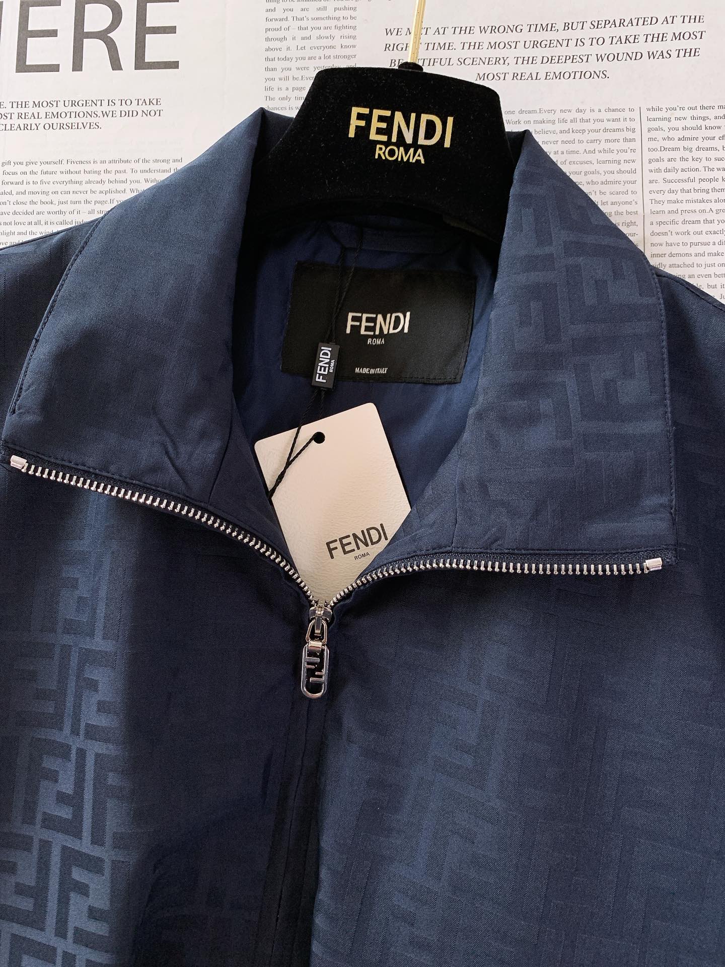 Fendi 芬迪 2025FW早秋新品 暗纹提花夹克外套。经典元素，重塑时尚新风尚夹克标志性的FF提花图