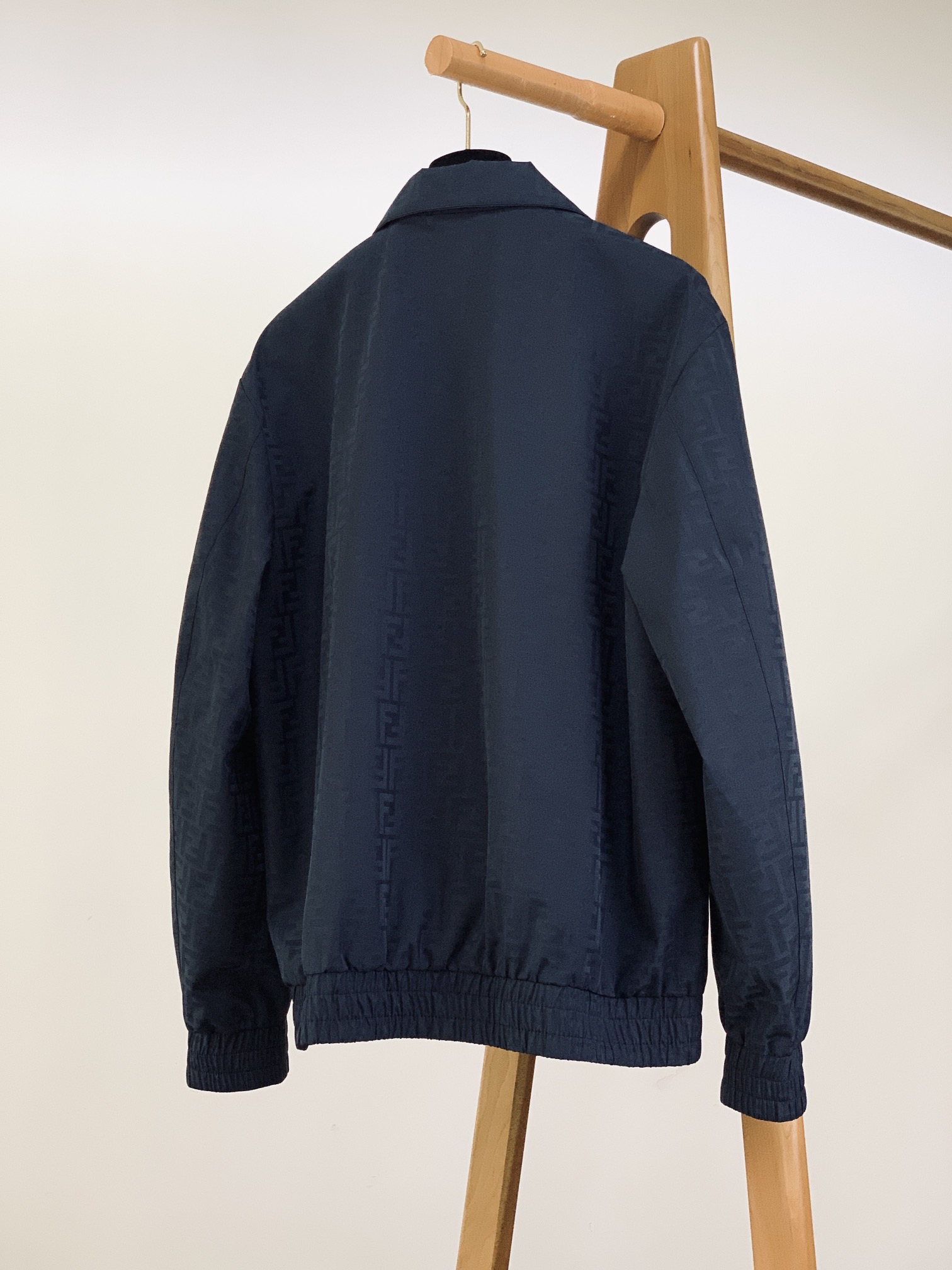 Fendi 芬迪 2025FW早秋新品 暗纹提花夹克外套。经典元素，重塑时尚新风尚夹克标志性的FF提花图