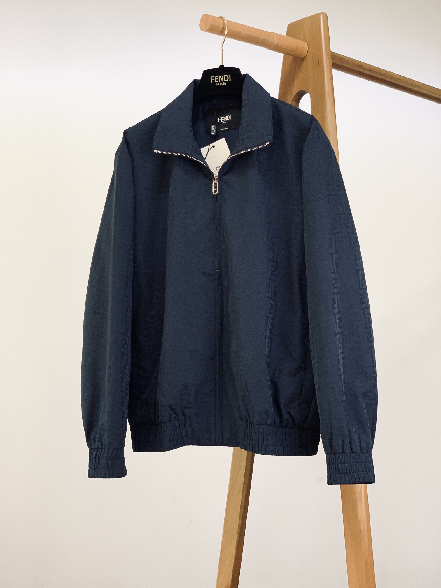 Fendi 芬迪 2025FW早秋新品 暗纹提花夹克外套。经典元素，重塑时尚新风尚夹克标志性的FF提花图