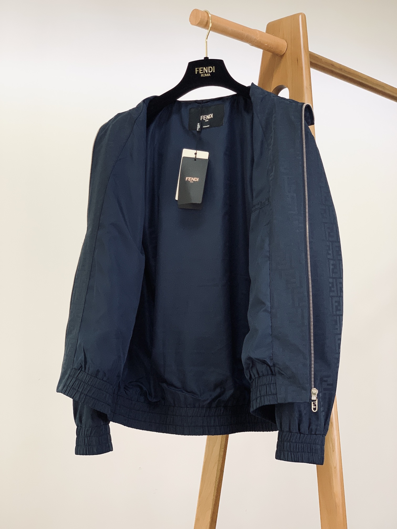 Fendi 芬迪 2025FW早秋新品 暗纹提花夹克外套。经典元素，重塑时尚新风尚夹克标志性的FF提花图