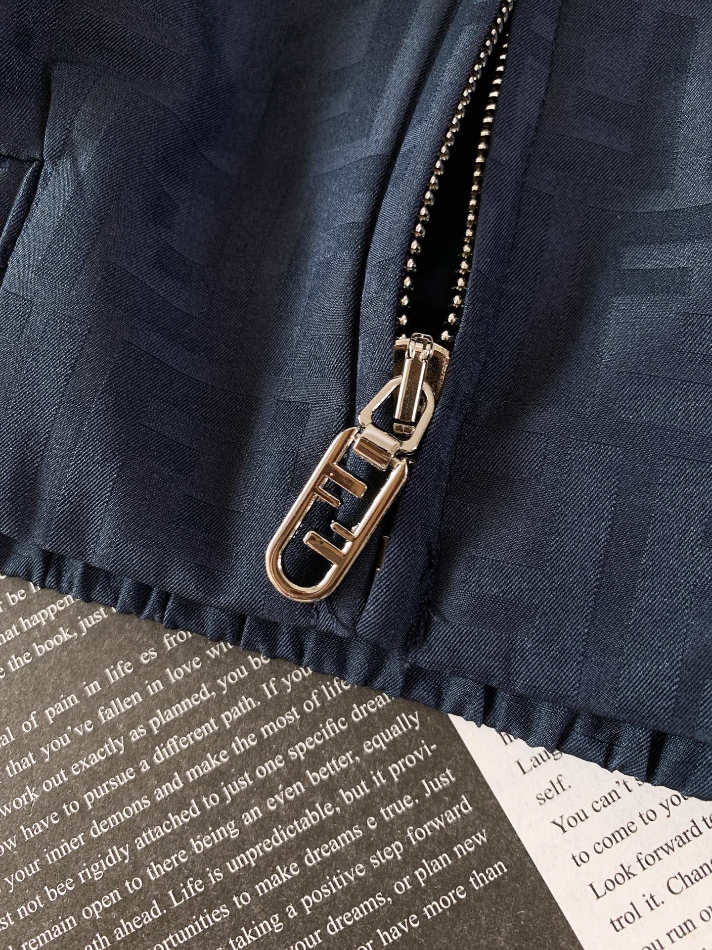 Fendi 芬迪 2025FW早秋新品 暗纹提花夹克外套。经典元素，重塑时尚新风尚夹克标志性的FF提花图