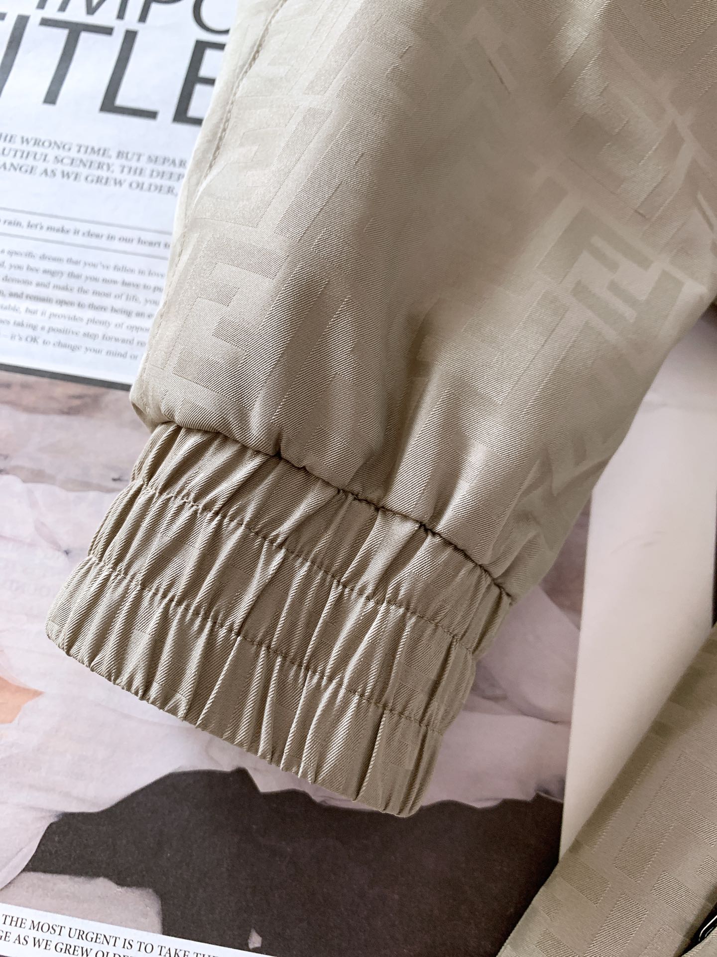 Fendi 芬迪 2025FW早秋新品 暗纹提花夹克外套。经典元素，重塑时尚新风尚夹克标志性的FF提花图