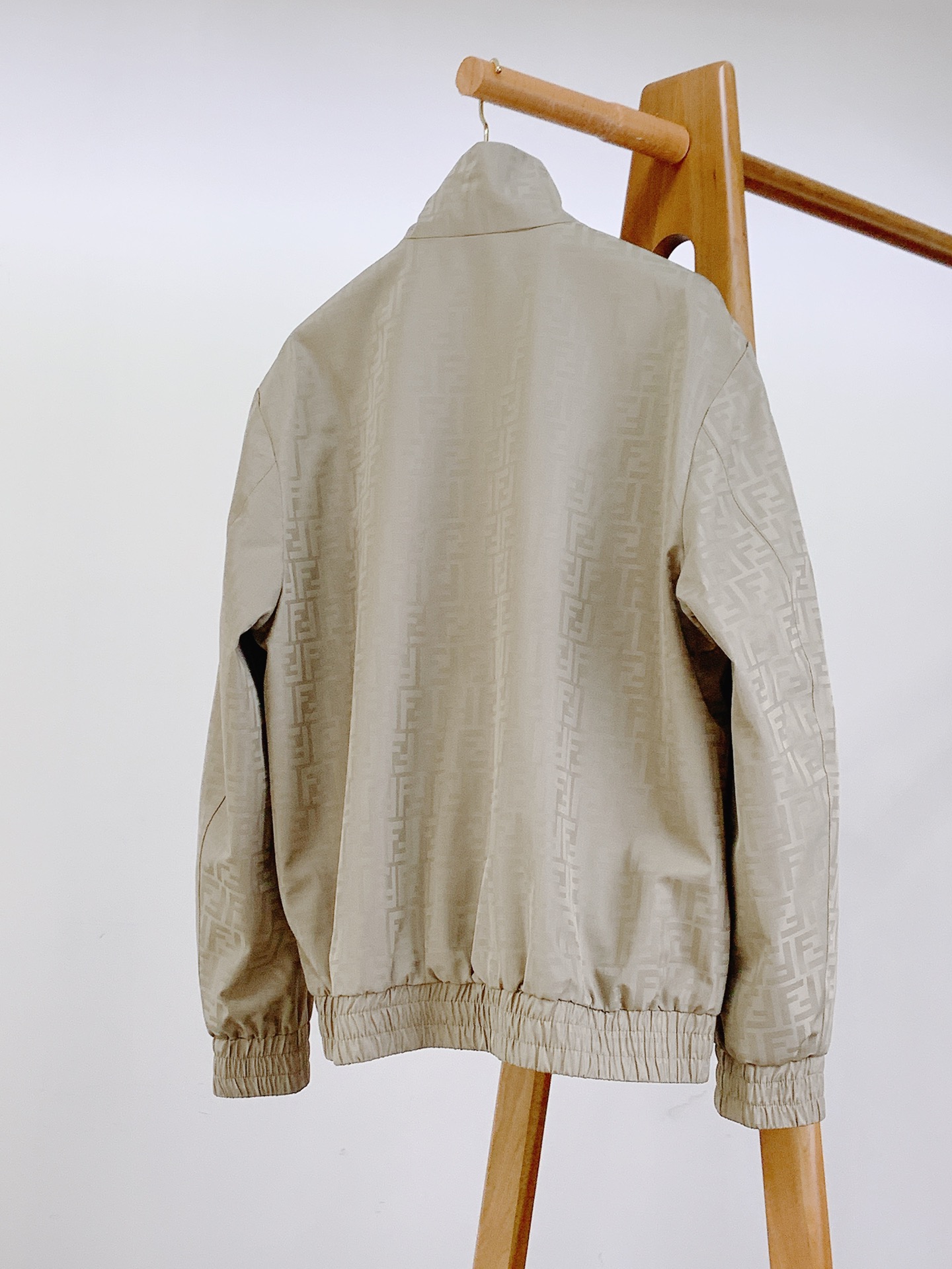 Fendi 芬迪 2025FW早秋新品 暗纹提花夹克外套。经典元素，重塑时尚新风尚夹克标志性的FF提花图