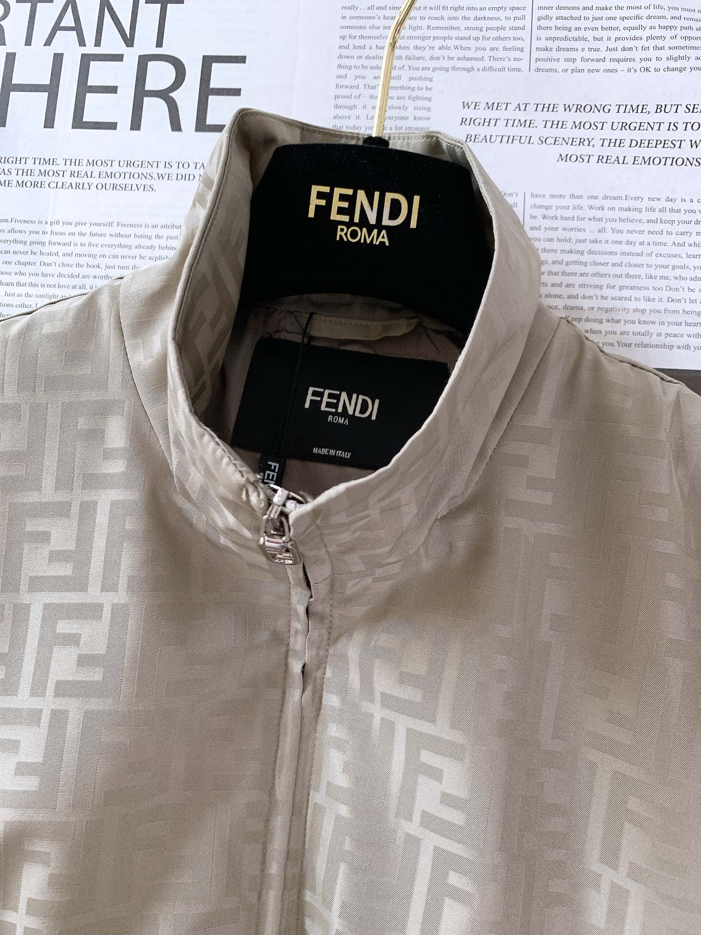 Fendi 芬迪 2025FW早秋新品 暗纹提花夹克外套。经典元素，重塑时尚新风尚夹克标志性的FF提花图