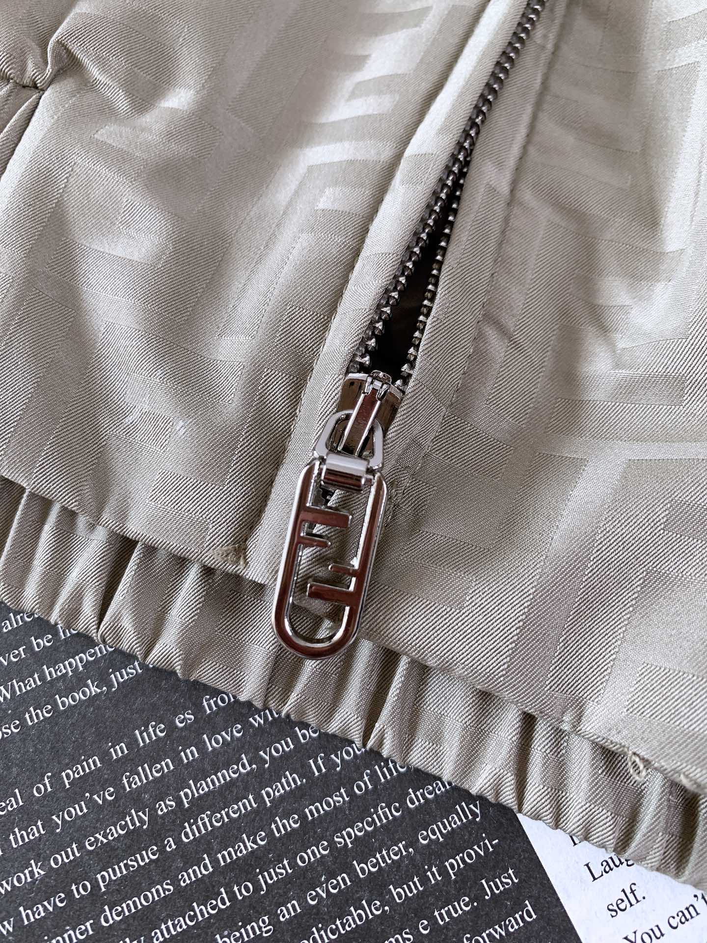 Fendi 芬迪 2025FW早秋新品 暗纹提花夹克外套。经典元素，重塑时尚新风尚夹克标志性的FF提花图