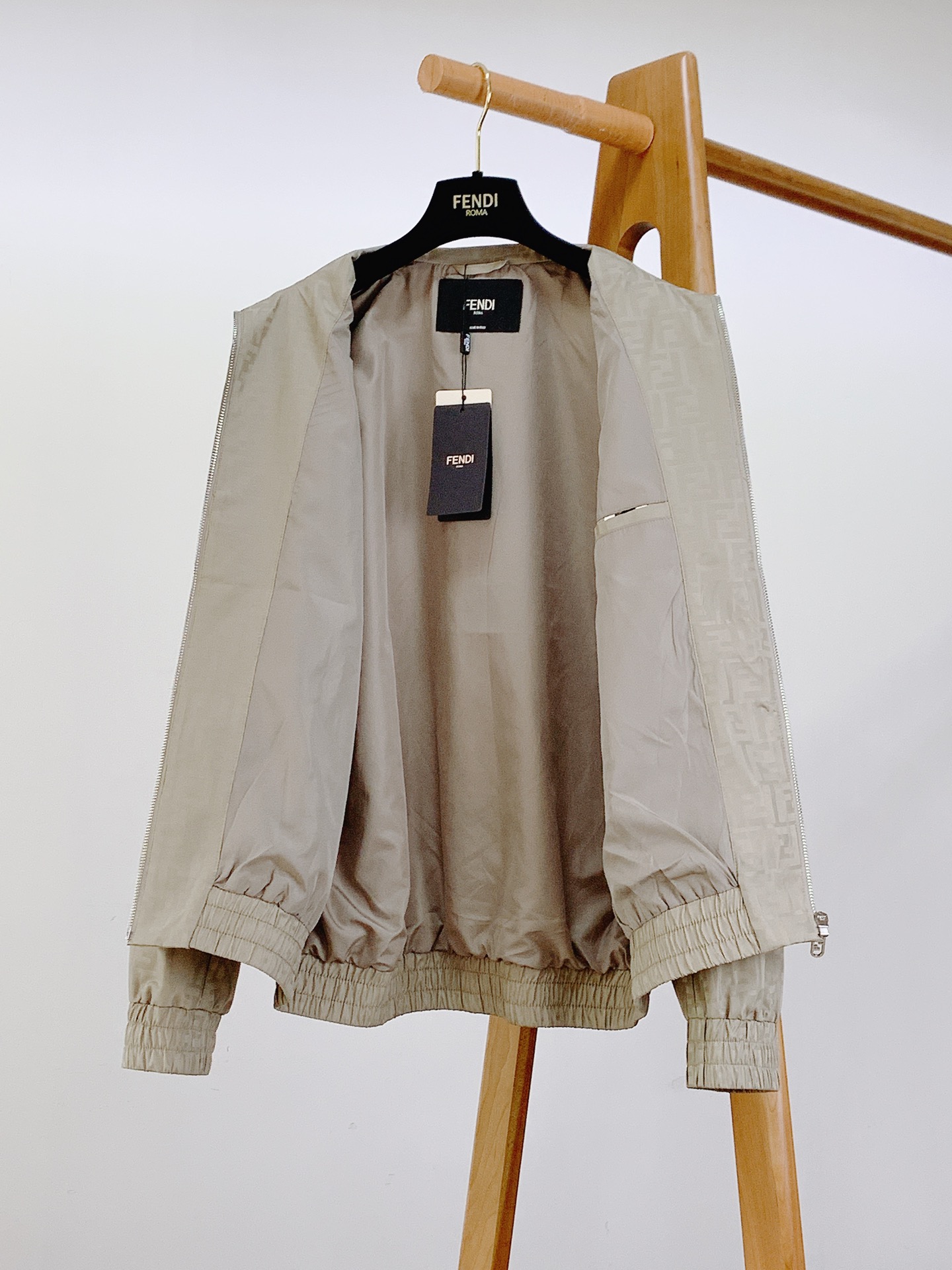 Fendi 芬迪 2025FW早秋新品 暗纹提花夹克外套。经典元素，重塑时尚新风尚夹克标志性的FF提花图
