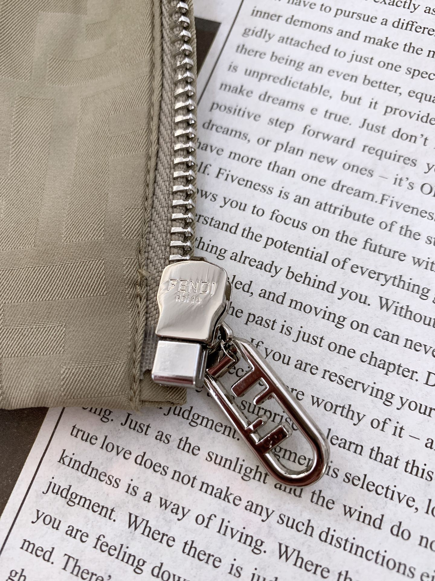 Fendi 芬迪 2025FW早秋新品 暗纹提花夹克外套。经典元素，重塑时尚新风尚夹克标志性的FF提花图