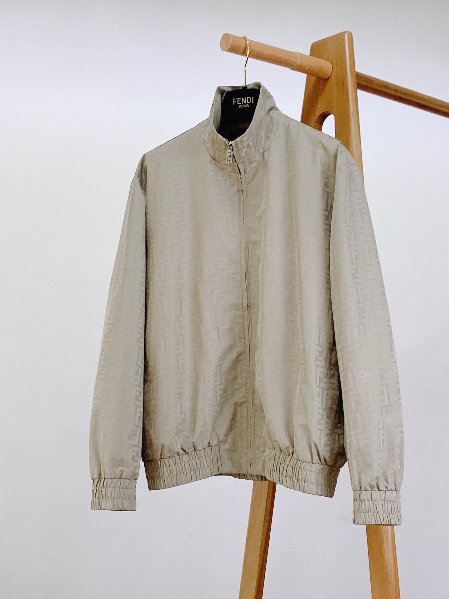 NO:521216,Fendi 2025FW early autumn new product, dark pattern jacquard jacket. Classic elements, reshape the new fashion. The jacket's iconic FF jacquard pattern is spread all over the body. This classic element is not only a symbol of Fendi's identity, but also gives the jacket a unique recognition and fashion sense. The jacquard nylon material presents a subtle gloss change under the refraction of light, showing a luxurious texture in a low-key manner. The turtleneck design not only provides extra warmth in slightly cool weather, but also adds a neatness and ability; the shoulder-falling tailoring breaks the constraints of traditional jackets, bringing a casual and comfortable wearing experience, and cleverly modifying the shoulder lines, making the overall look more fashionable and stylish.  The silver-finished metal zipper is a highlight of this jacket. The smooth pull-up experience is matched with a zipper head engraved with the brand logo, which is full of exquisiteness. Each metal piece has been carefully polished, with a durable luster and excellent texture, demonstrating Fendi's ultimate pursuit of details. The elastic cuffs and elastic hem design not only fit the body, effectively blocking the cold wind, but also shaped a neat shape, allowing you to move more freely. The lining design inside the jacket further improves the comfort and warmth of wearing, allowing you to be fashionable while being free of temperature changes.  Zipper pockets on both sides are not only practical and convenient to store small items, but also the zipper details echo the overall style, maintaining the coordination and integrity of the jacket appearance. With its classic design, high-quality materials and exquisite details, it is undoubtedly a masterpiece of fashion and practicality, and is worthy of everyone who pursues quality and style. 46-size 65 bust 117 sleeve length 61 shoulder width 47.5 48-size 67 bust 121 sleeve length 62 shoulder width 49 50-size 69 bust 125 sleeve length 63 shoulder width 50.5 52-size 71 bust 129 sleeve length 64 shoulder width 52 ……………………………………………………………………………………………………………………………………………………………………………………………………………………………………………………………………………………………………………………………………………………………………………………………………………………………………………………………………………………………………………………………………………………………………………………………………………………………………………………………………………………………………………………………………………………………………………………………………………………………………………………………………………………………………  coats,alexander wang19860909Fendi 芬迪 2025FW早秋新品 暗纹提花夹克外套.经典元素,重塑时尚新风尚 夹克标志性的FF提花图案遍布全身,这一经典元素不仅是芬迪的身份象征,更赋予了夹克独特的辨识度与时尚感.提花尼龙材质在光线的折射下,呈现出微妙的光泽变化,低调中彰显奢华质感. 高领设计不仅能在微凉的天气里提供额外的温暖,还增添了一份利落与干练；落肩的剪裁则打破了传统夹克的束缚感,带来随性自在的穿着体验,同时巧妙修饰肩部线条,让整体造型更加时尚有型. 银色饰面金属拉链是这款夹克的一大亮点,顺滑的拉合体验,搭配上刻有品牌标志的拉链头,精致感十足.每一个金属件都经过精心打磨,光泽持久且质感上乘,彰显出芬迪对细节的极致追求. 松紧带袖口和弹力下摆的设计,不仅贴合身形,有效阻挡寒风灌入,还能塑造出利落的造型,让你在行动中更加自如.夹克内部的加衬设计,进一步提升了穿着的舒适度与保暖性,让你在时尚的同时,也能无惧温度变化. 两侧的拉链口袋,不仅实用,方便存放随身小物,而且拉链细节与整体风格相呼应,保持了夹克外观的协调性与完整性.凭借其经典的设计、高品质的材质以及精致的细节,无疑是时尚与实用兼备的佳作,值得每一位追求品质与风格的人士拥有. 46码衣长65 胸围117 袖长61 肩宽47.5 48码衣长67 胸围121 袖长62 肩宽49 50码衣长69 胸围125 袖长63 肩宽50.5 52码衣长71 胸围129 袖长64 肩宽52 …………………………………………………… Size46-52,,fendi,fendi,jackets & coats,jackets & coats,alexander wang,Men's clothing