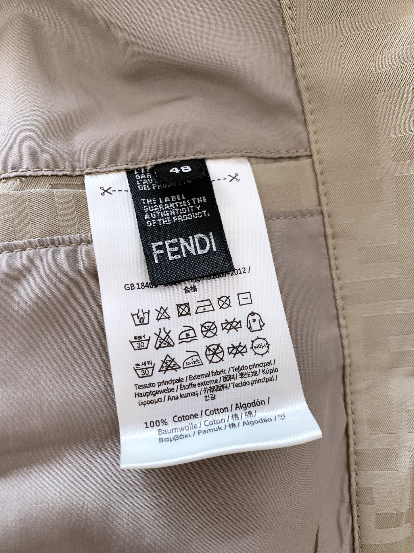 Fendi 芬迪 2025FW早秋新品 暗纹提花夹克外套。经典元素，重塑时尚新风尚夹克标志性的FF提花图