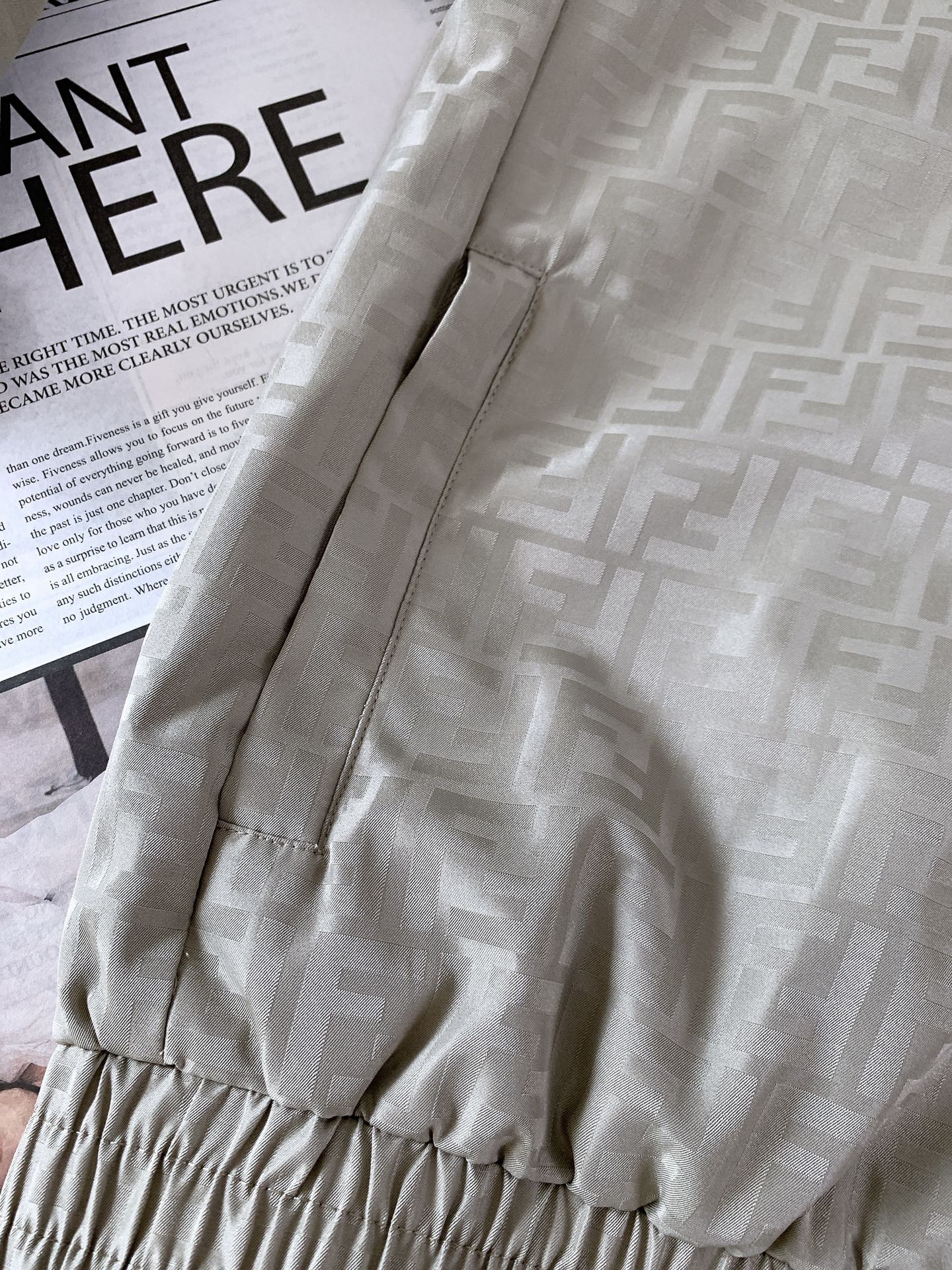 Fendi 芬迪 2025FW早秋新品 暗纹提花夹克外套。经典元素，重塑时尚新风尚夹克标志性的FF提花图