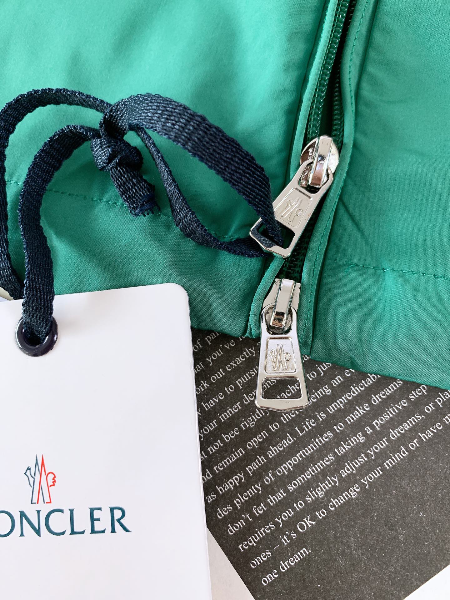 Moncler 蒙口 2025FW早秋新品Sassiere连帽夹克：奢华与功能的极致演绎活力又不失沉稳，