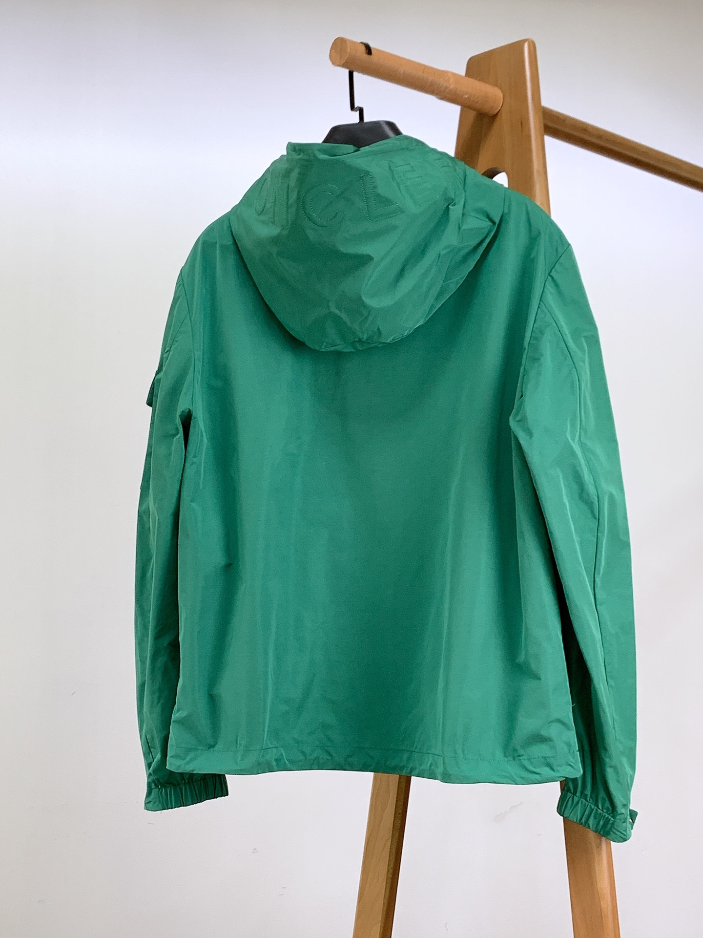 Moncler 蒙口 2025FW早秋新品Sassiere连帽夹克：奢华与功能的极致演绎活力又不失沉稳，