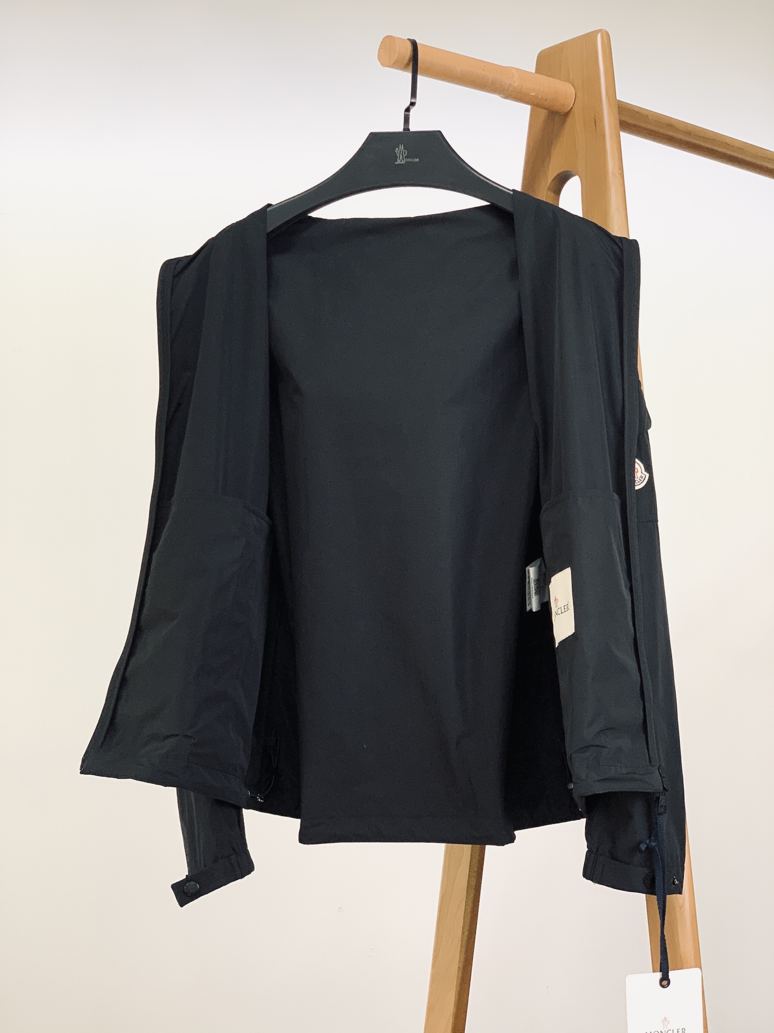 Moncler 蒙口 2025FW早秋新品Sassiere连帽夹克：奢华与功能的极致演绎活力又不失沉稳，