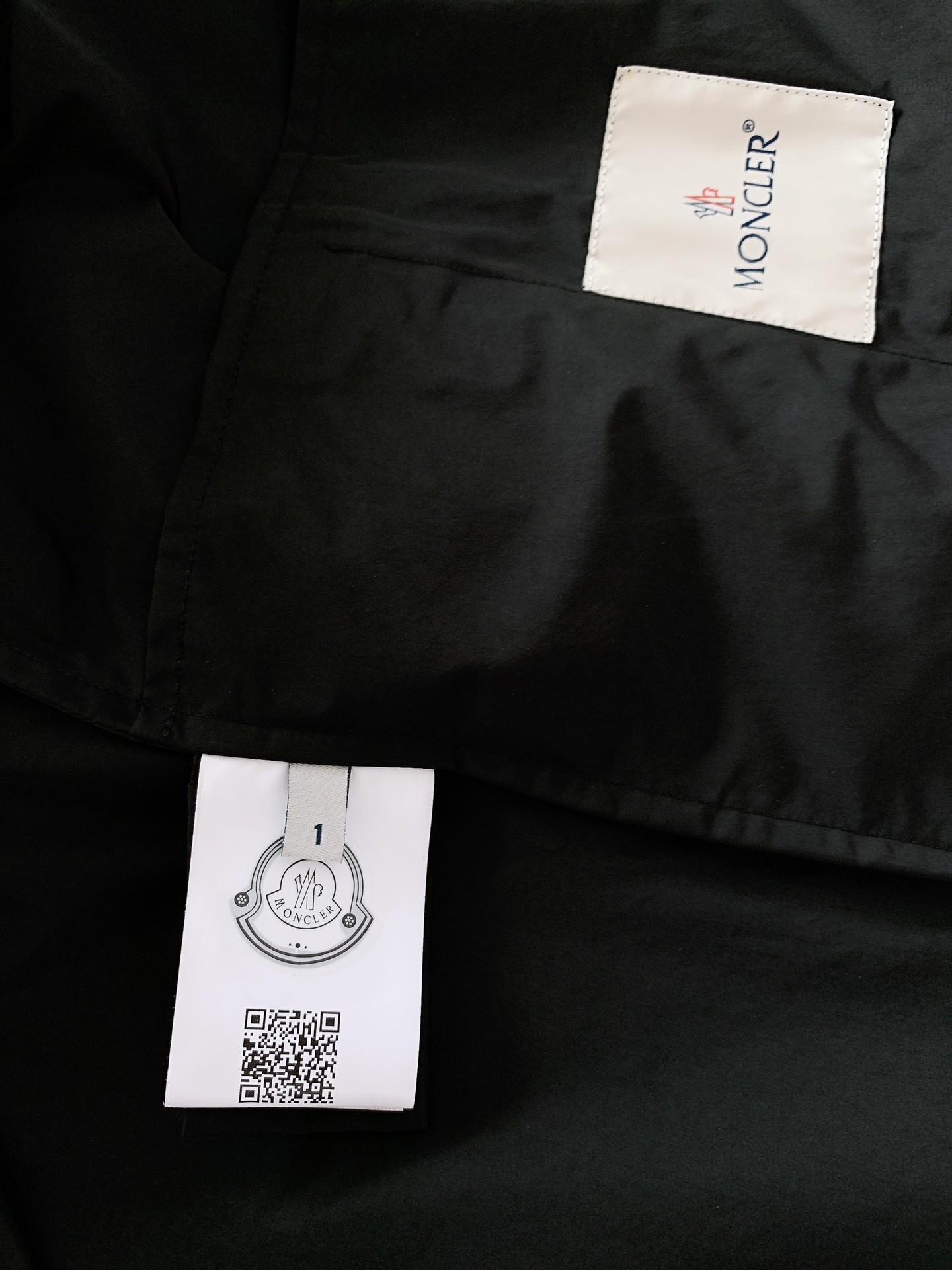 Moncler 蒙口 2025FW早秋新品Sassiere连帽夹克：奢华与功能的极致演绎活力又不失沉稳，