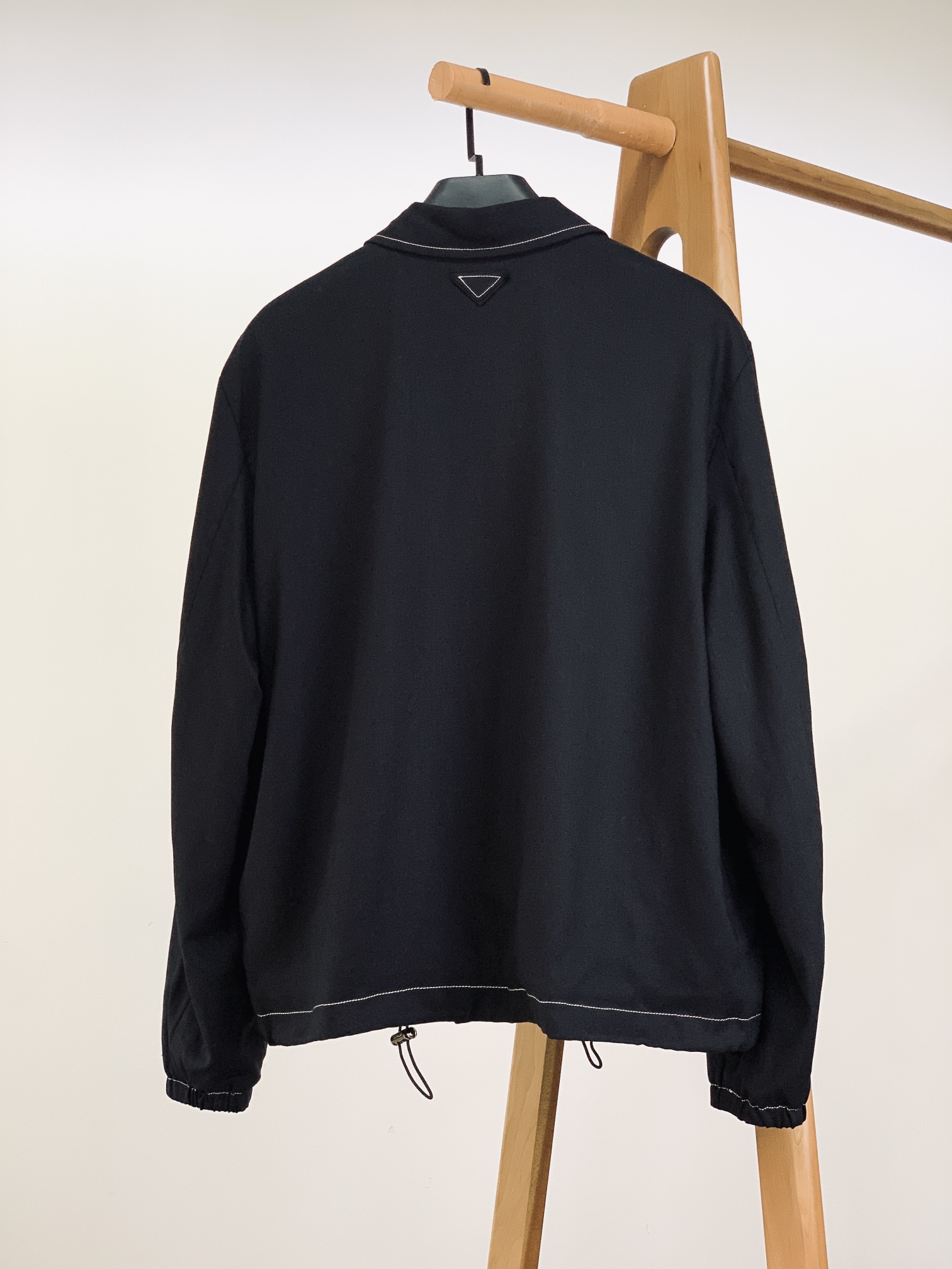 Prada 普拉达 2025FW早秋新品 天丝麻夹克外套。质感面料，演绎舒适与高级。天丝麻面料的运用，是