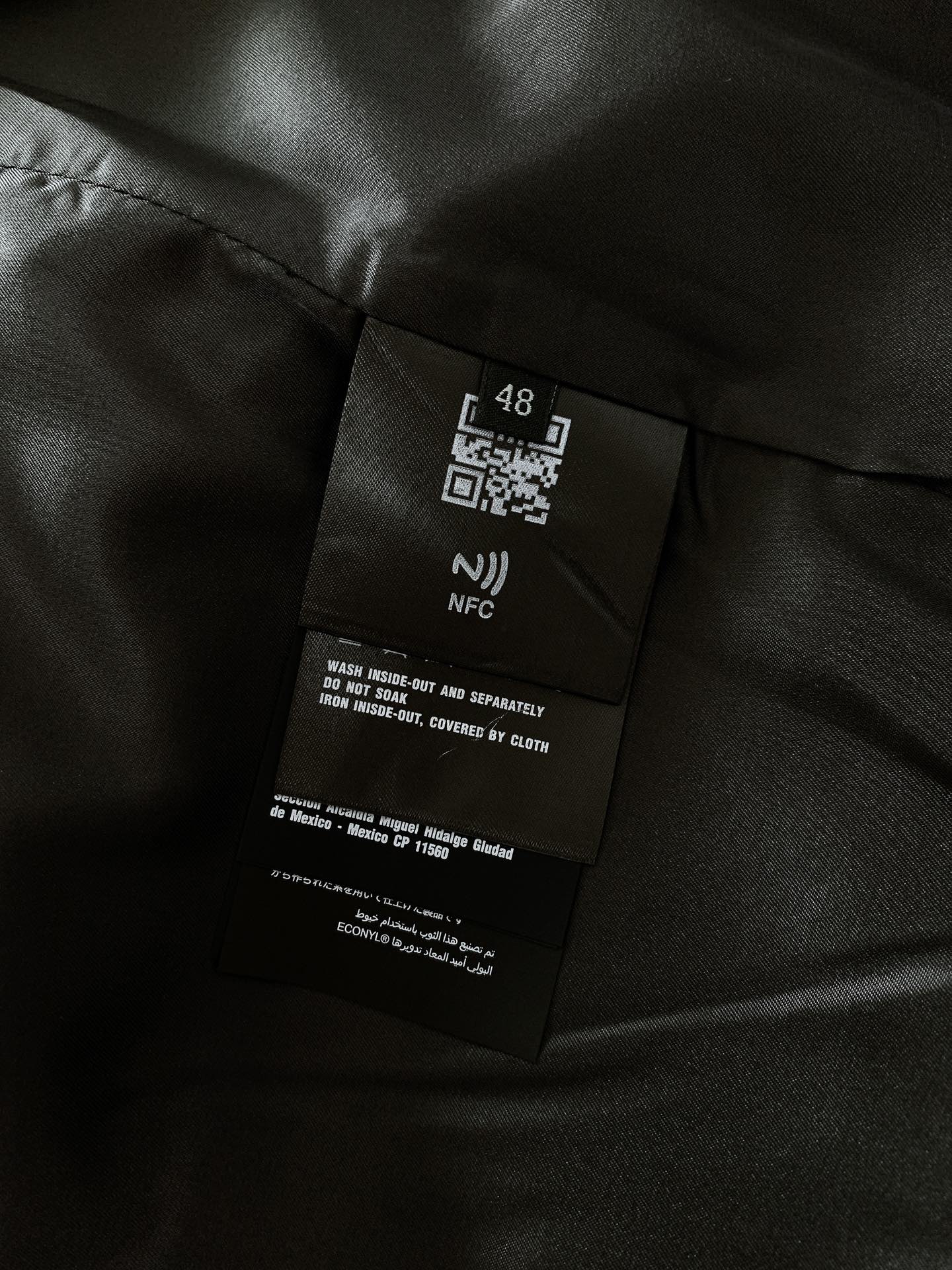 Prada 普拉达 2025FW早秋新品 天丝麻夹克外套。质感面料，演绎舒适与高级。天丝麻面料的运用，是