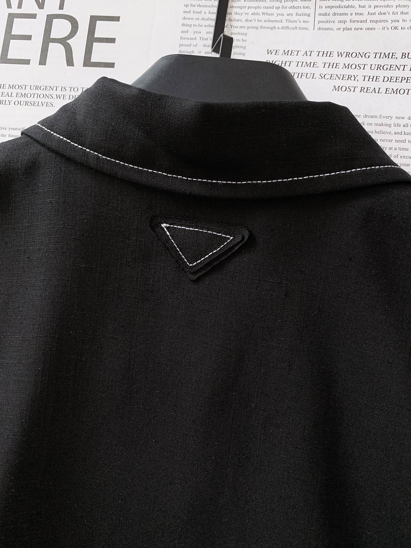 Prada 普拉达 2025FW早秋新品 天丝麻夹克外套。质感面料，演绎舒适与高级。天丝麻面料的运用，是