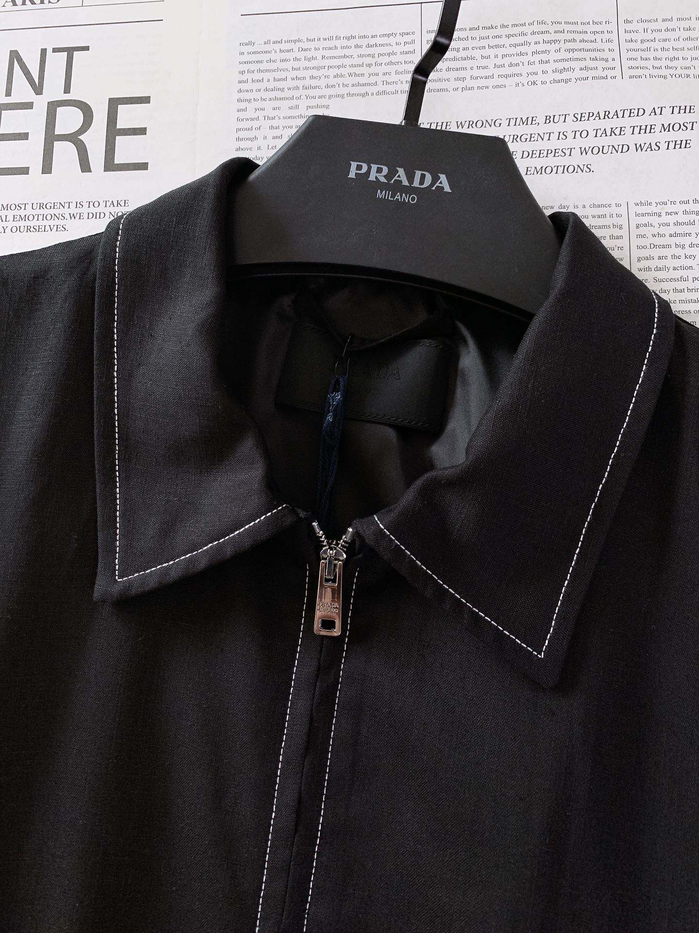 Prada 普拉达 2025FW早秋新品 天丝麻夹克外套。质感面料，演绎舒适与高级。天丝麻面料的运用，是
